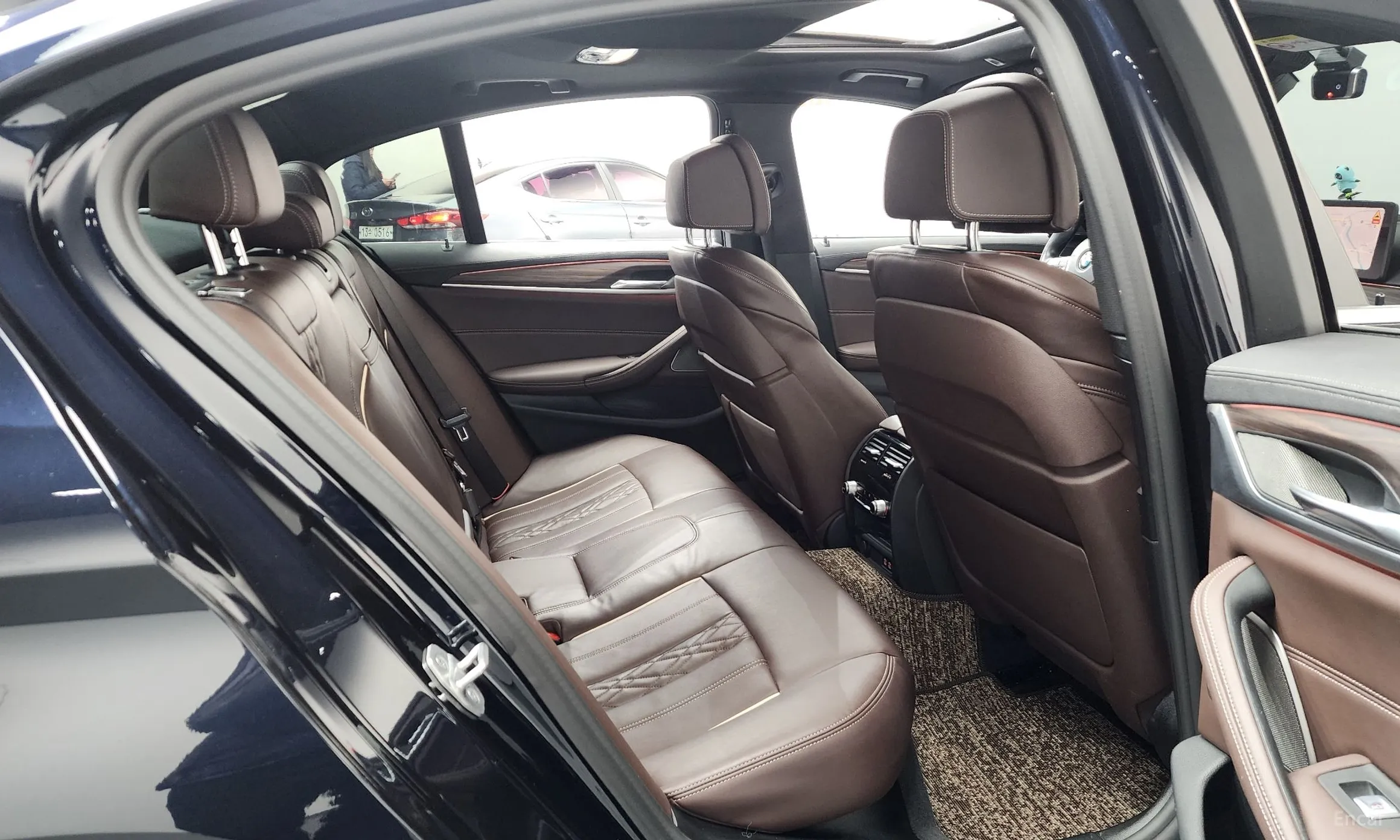 BMW 5 Series (G30) превью 12