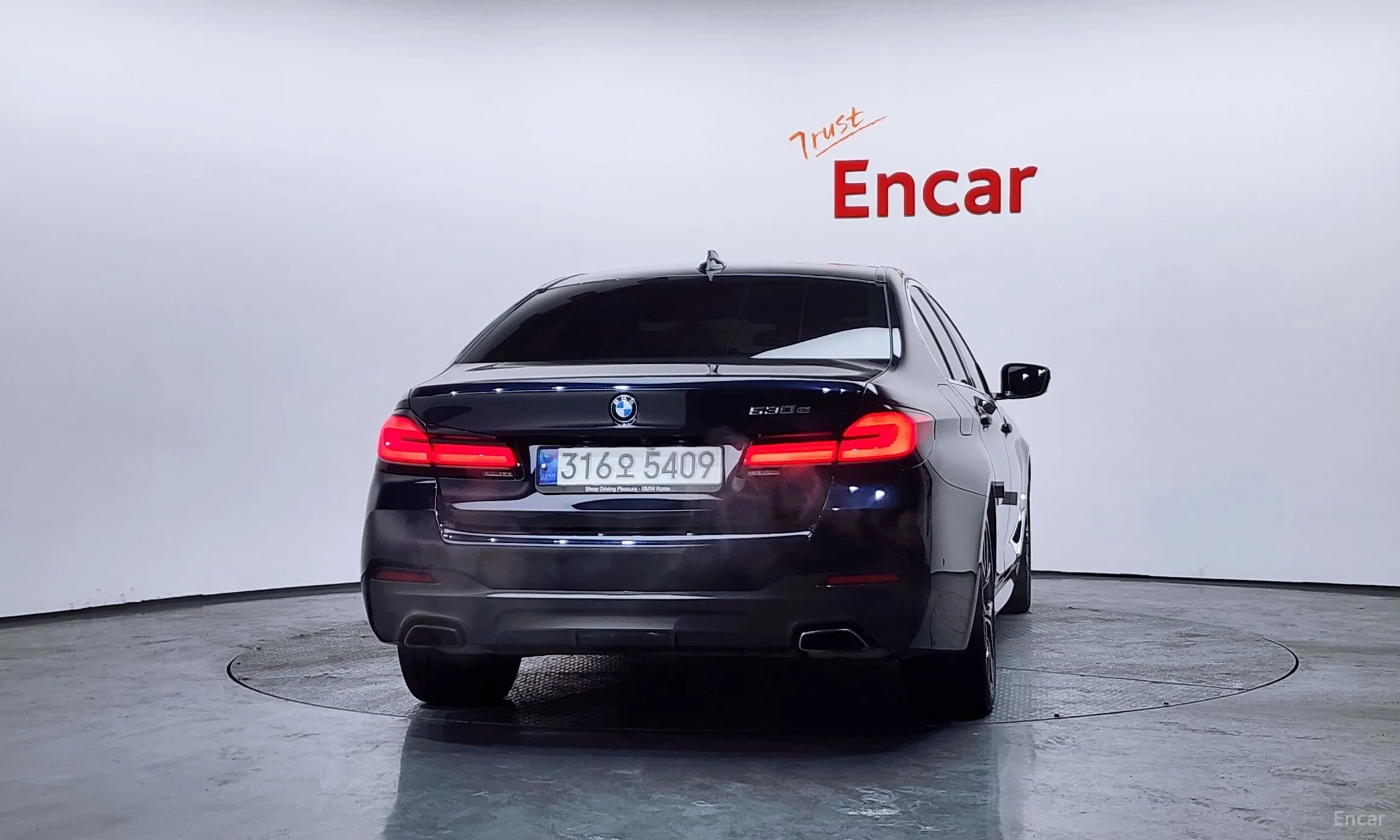 BMW 5 Series (G30) превью 4