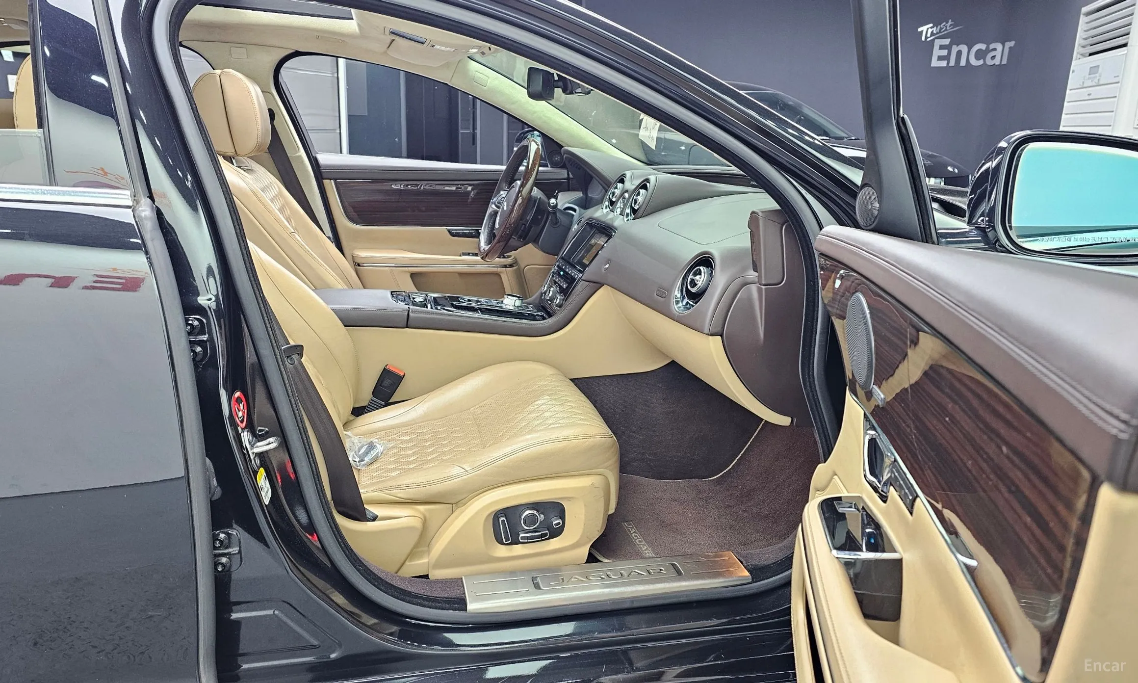 Jaguar All New XJ превью 11