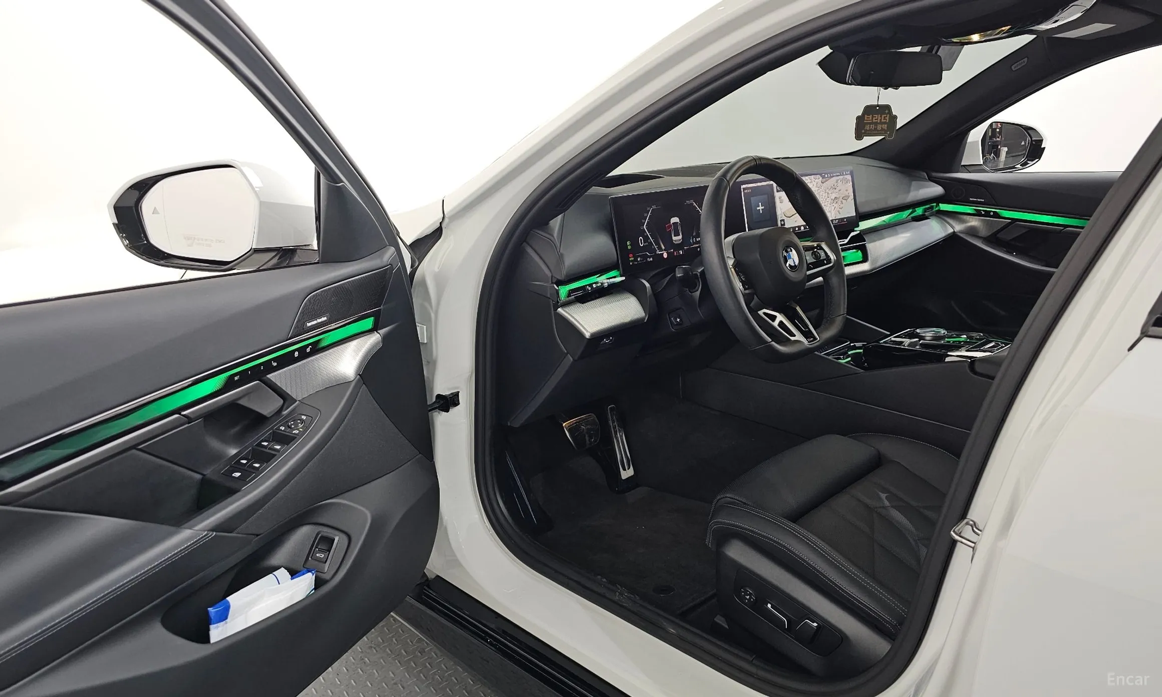 BMW 5 Series (G60) превью 10
