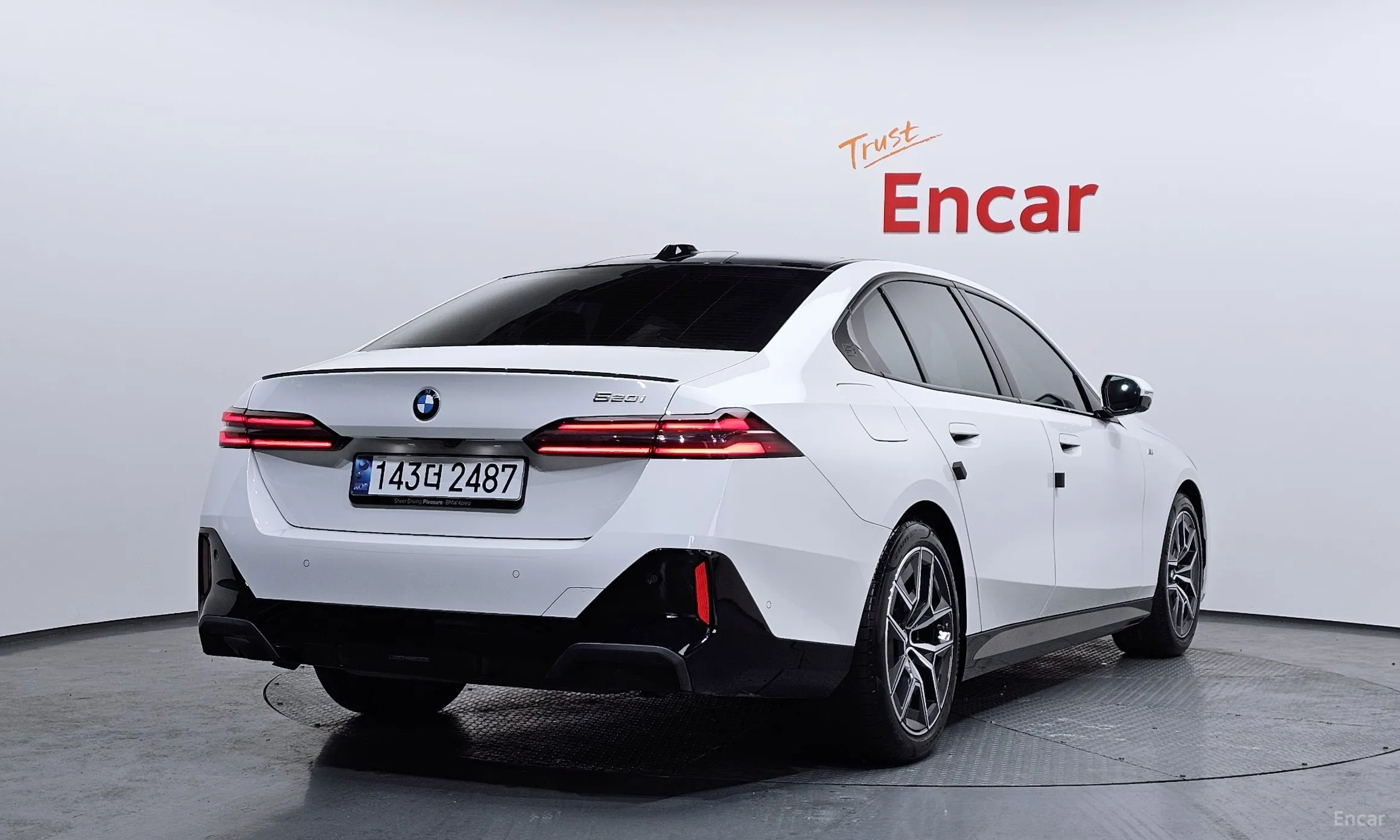 BMW 5 Series (G60) превью 2