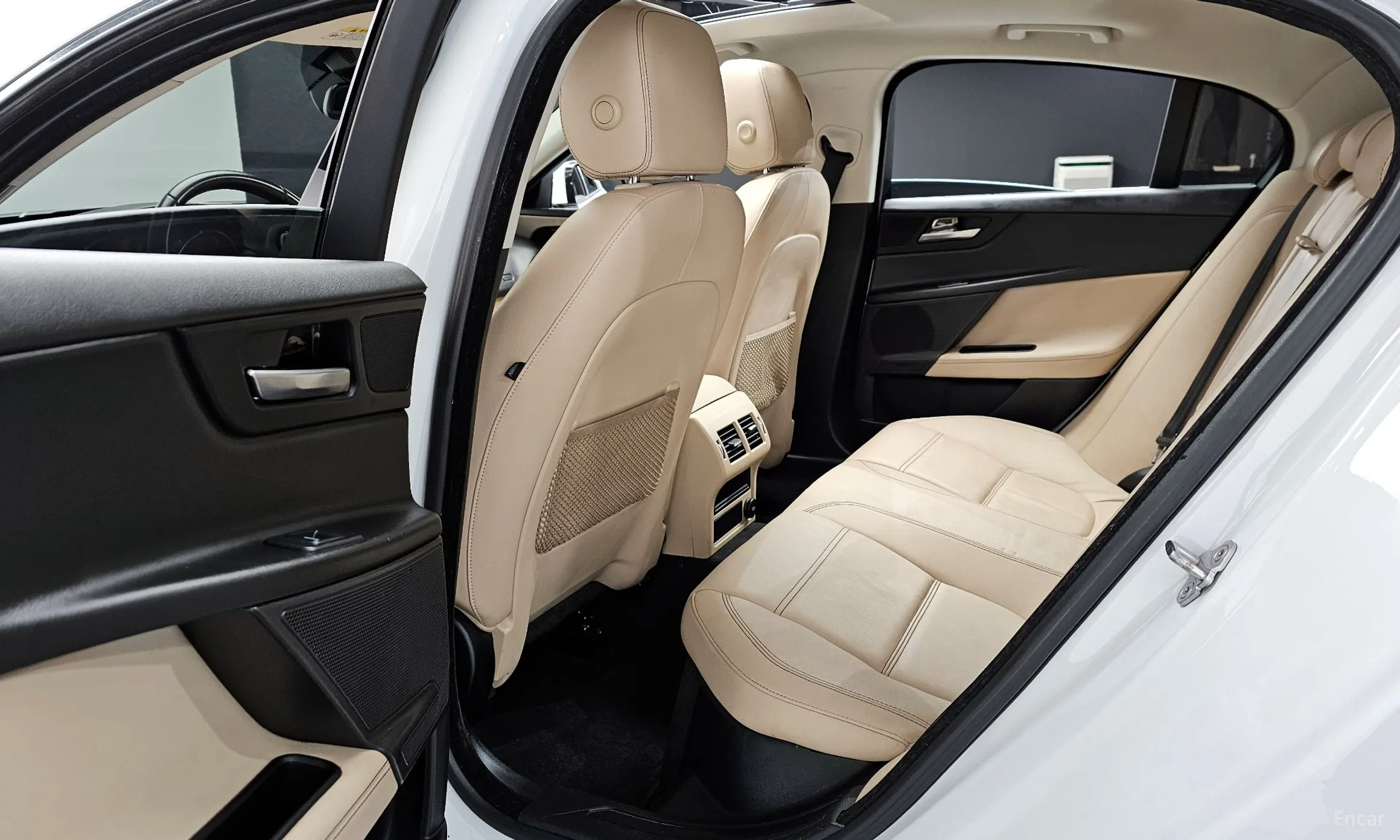 Jaguar XE превью 10