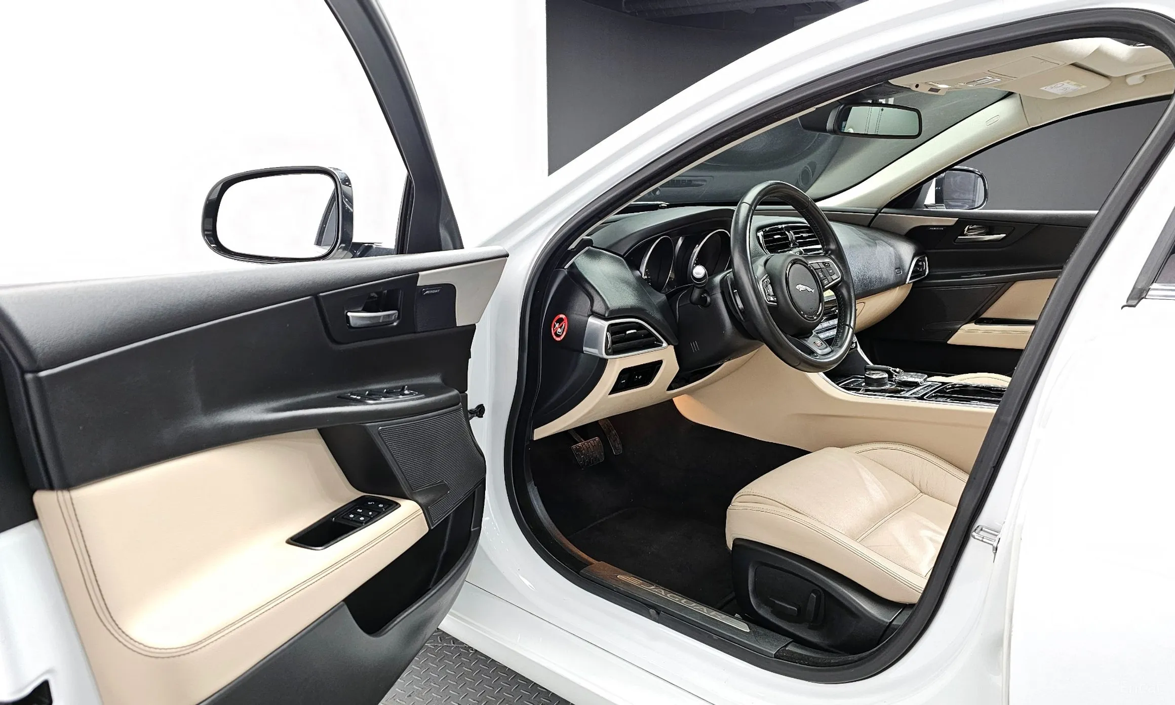 Jaguar XE превью 11