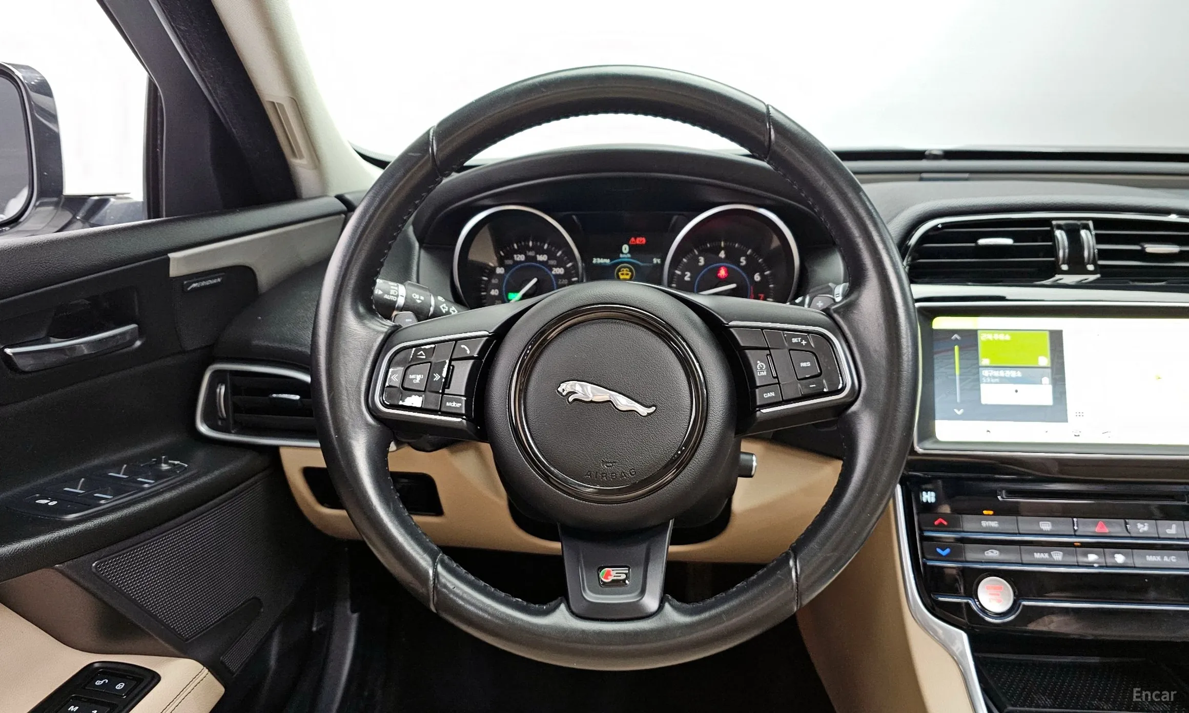 Jaguar XE превью 13