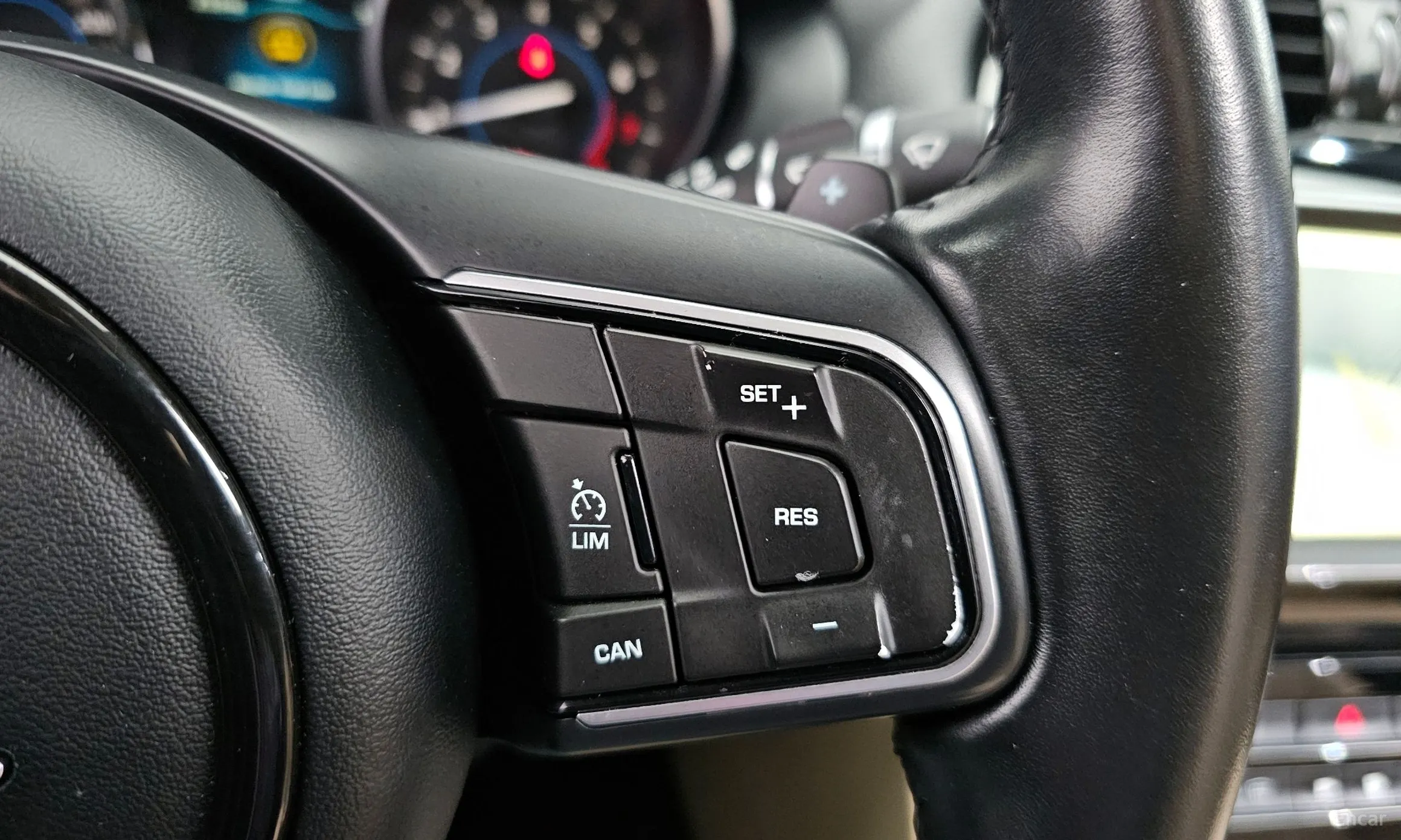 Jaguar XE превью 18