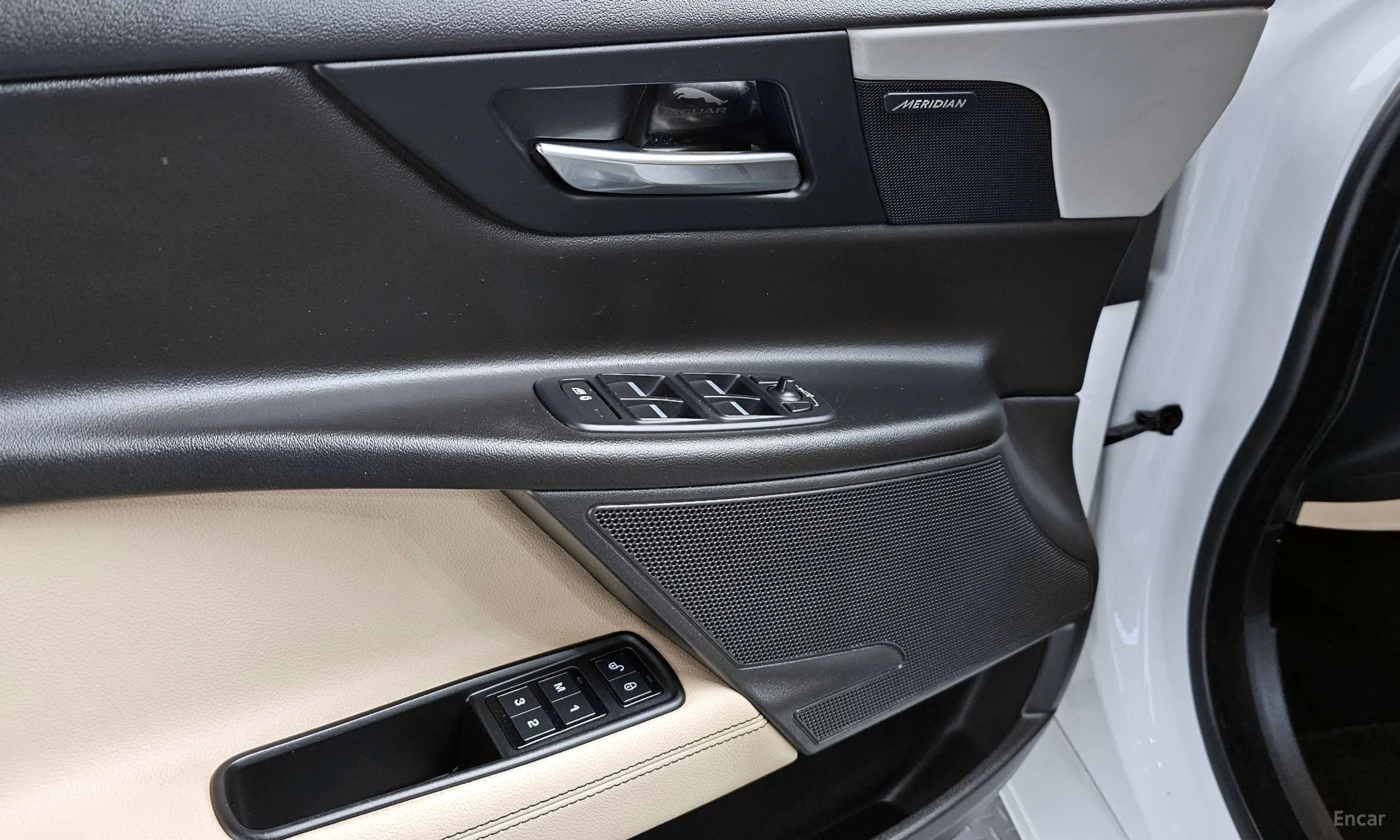 Jaguar XE превью 19