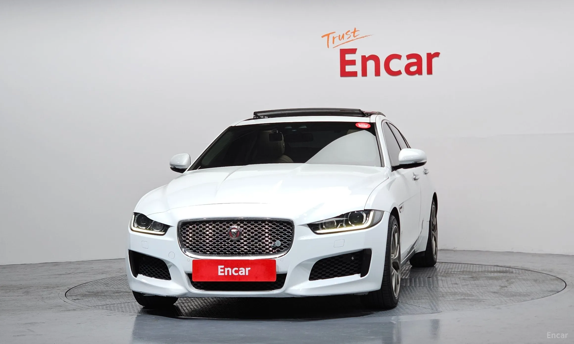 Jaguar XE превью 3