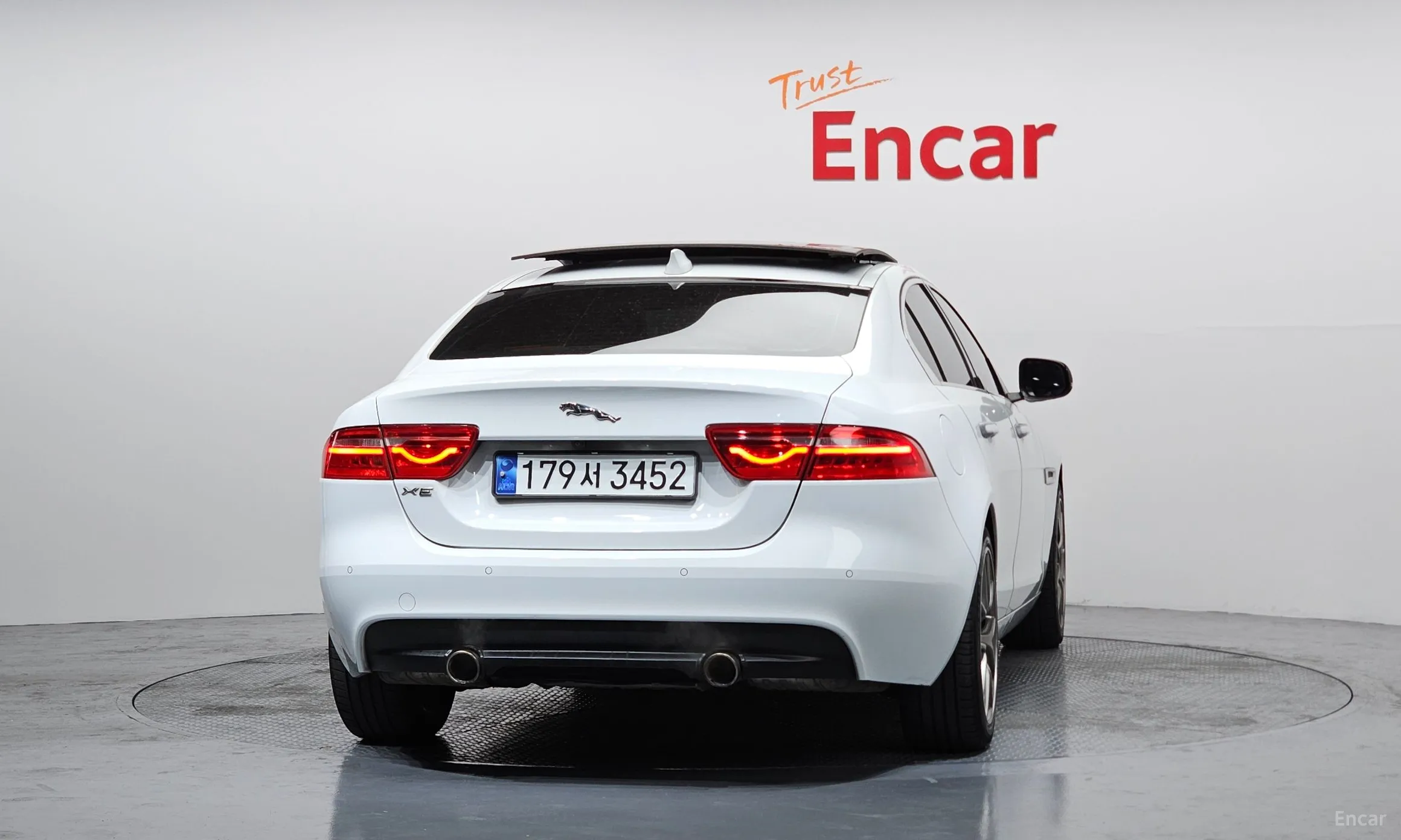 Jaguar XE превью 4