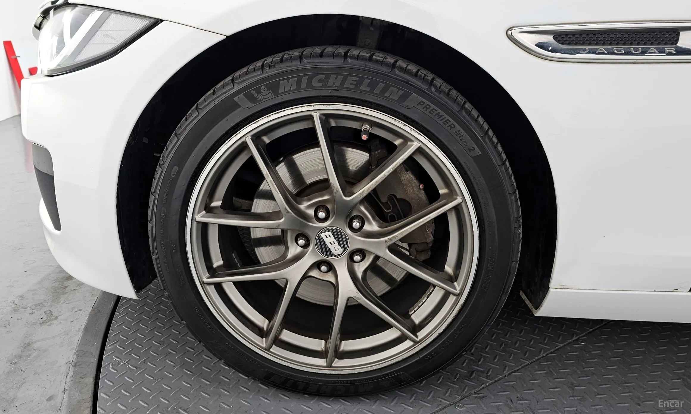 Jaguar XE превью 5