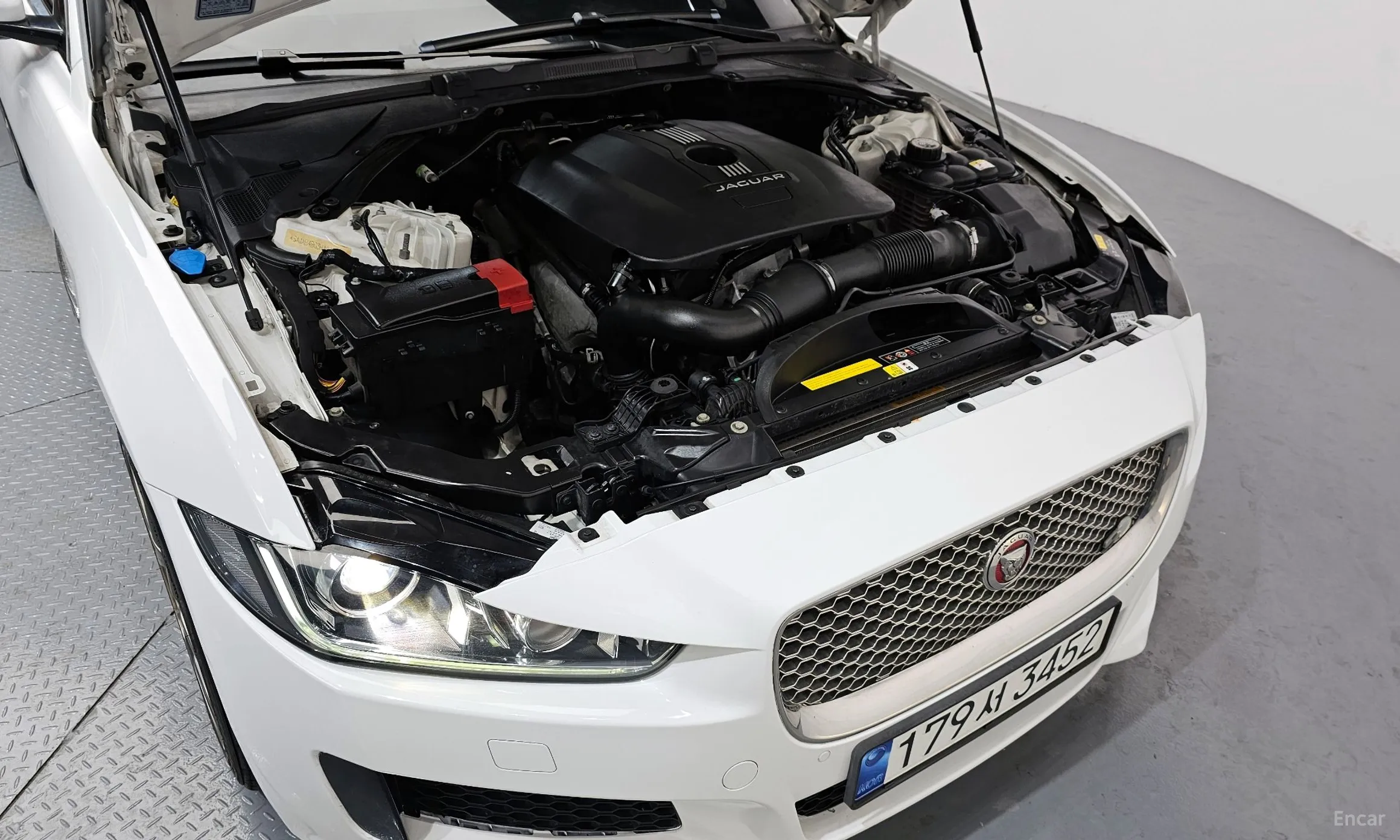 Jaguar XE превью 6