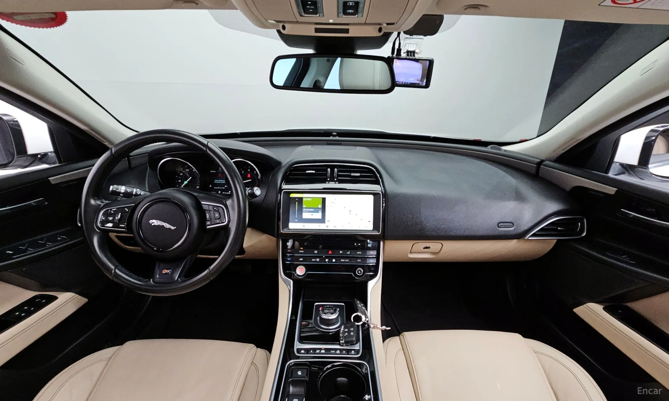 Jaguar XE превью 7