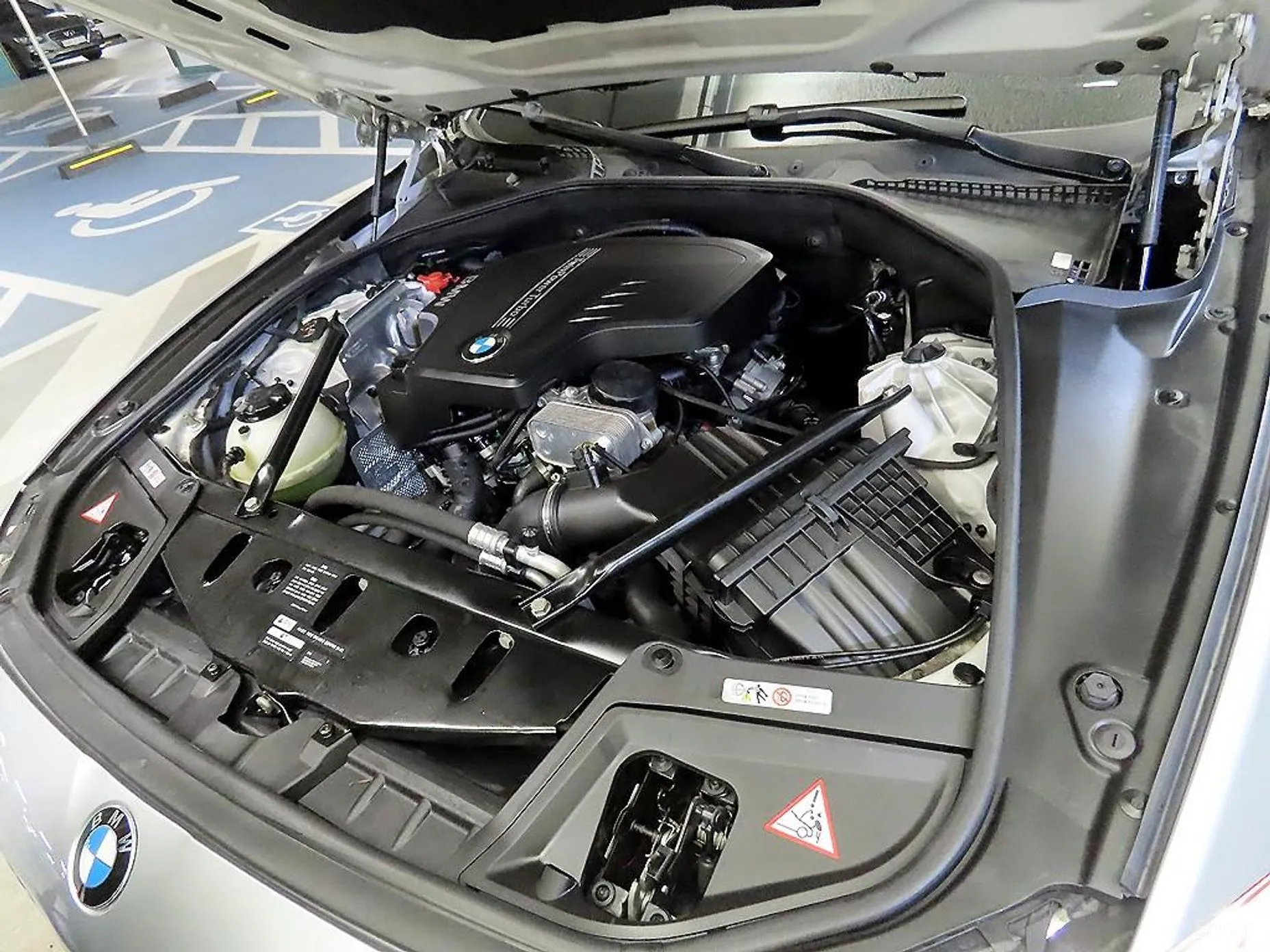 BMW 5 Series (F10) превью 19