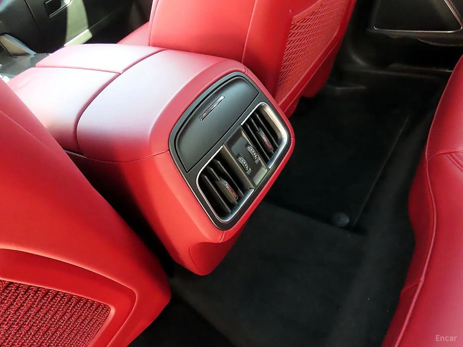 Maserati Levante превью 15