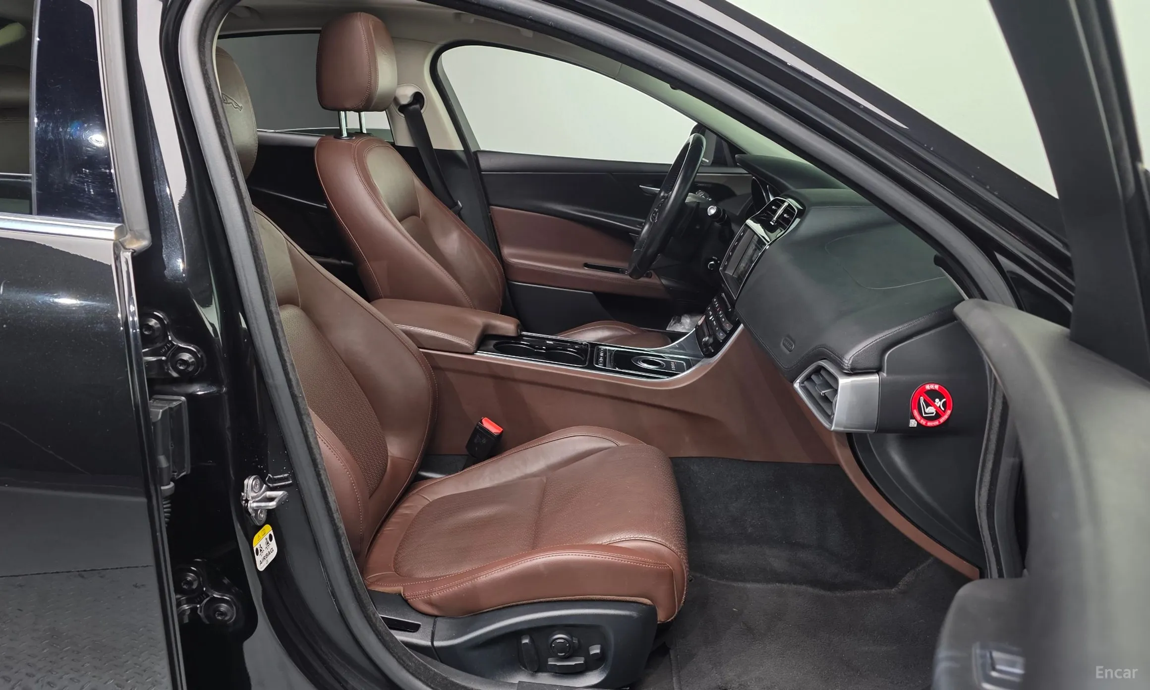 Jaguar XE превью 10