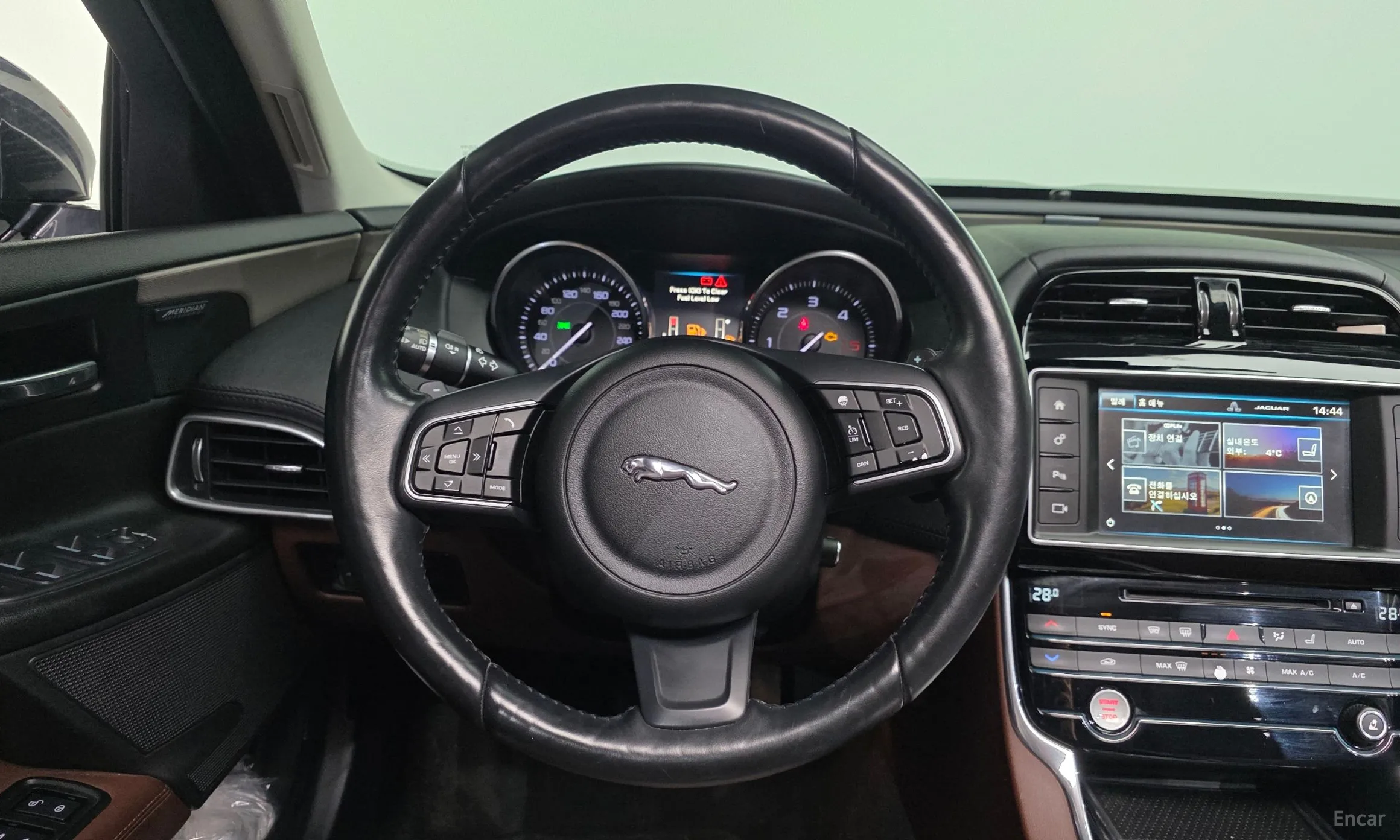 Jaguar XE превью 13
