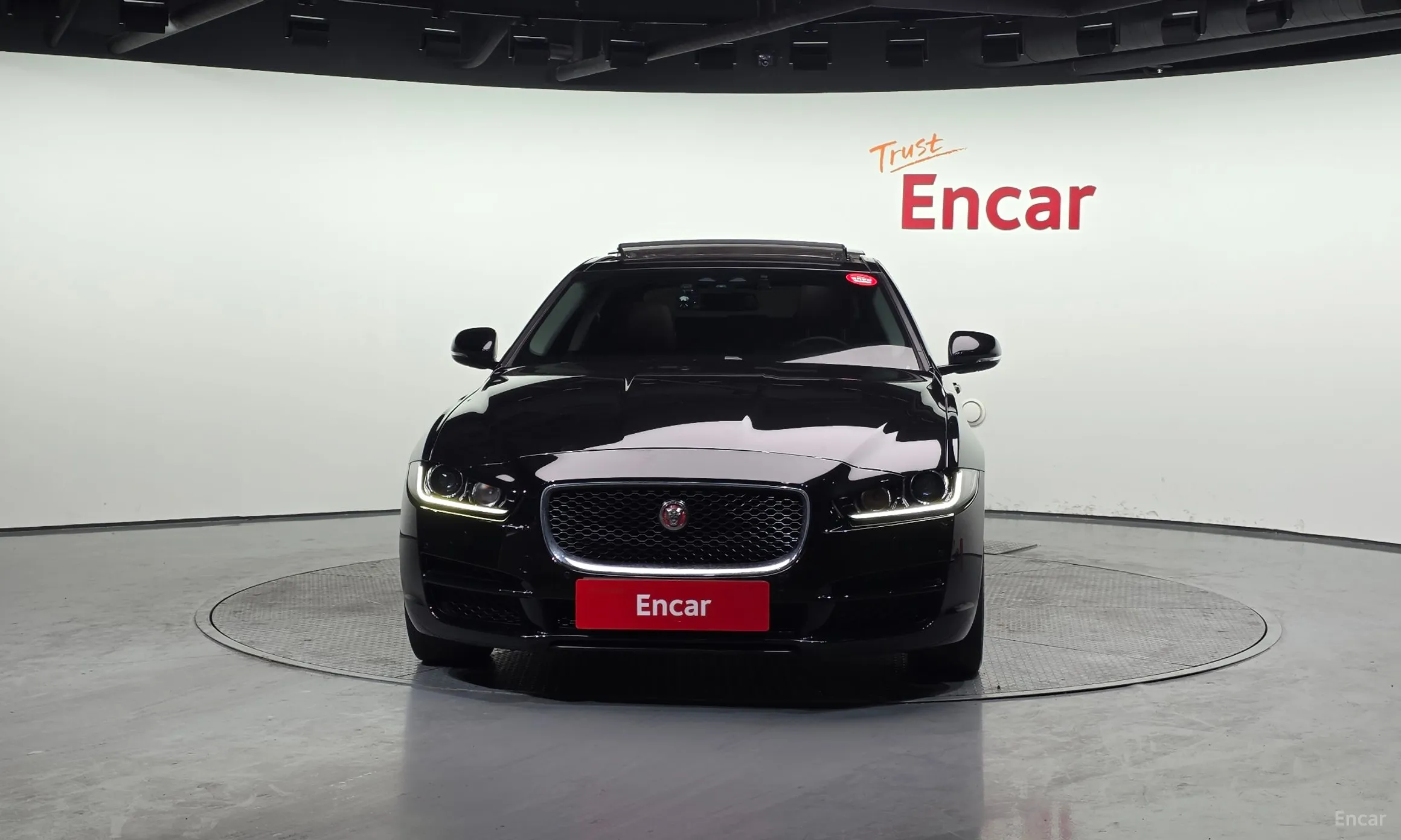 Jaguar XE превью 3