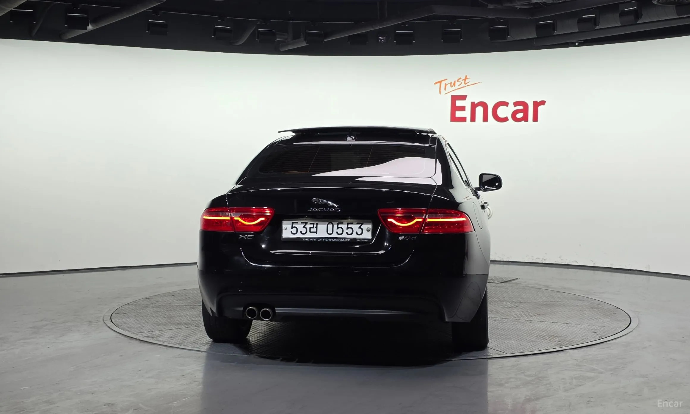 Jaguar XE превью 4