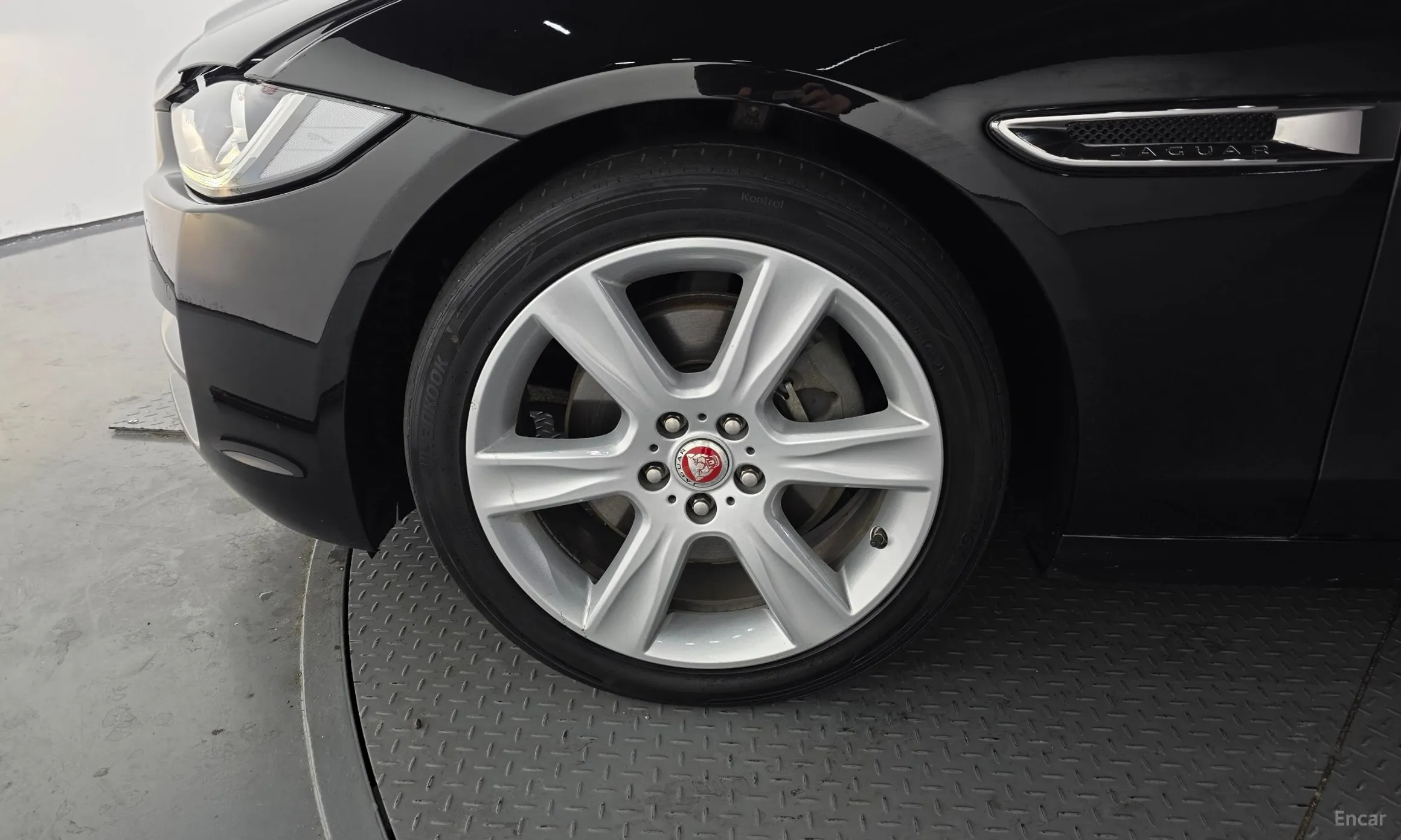 Jaguar XE превью 5