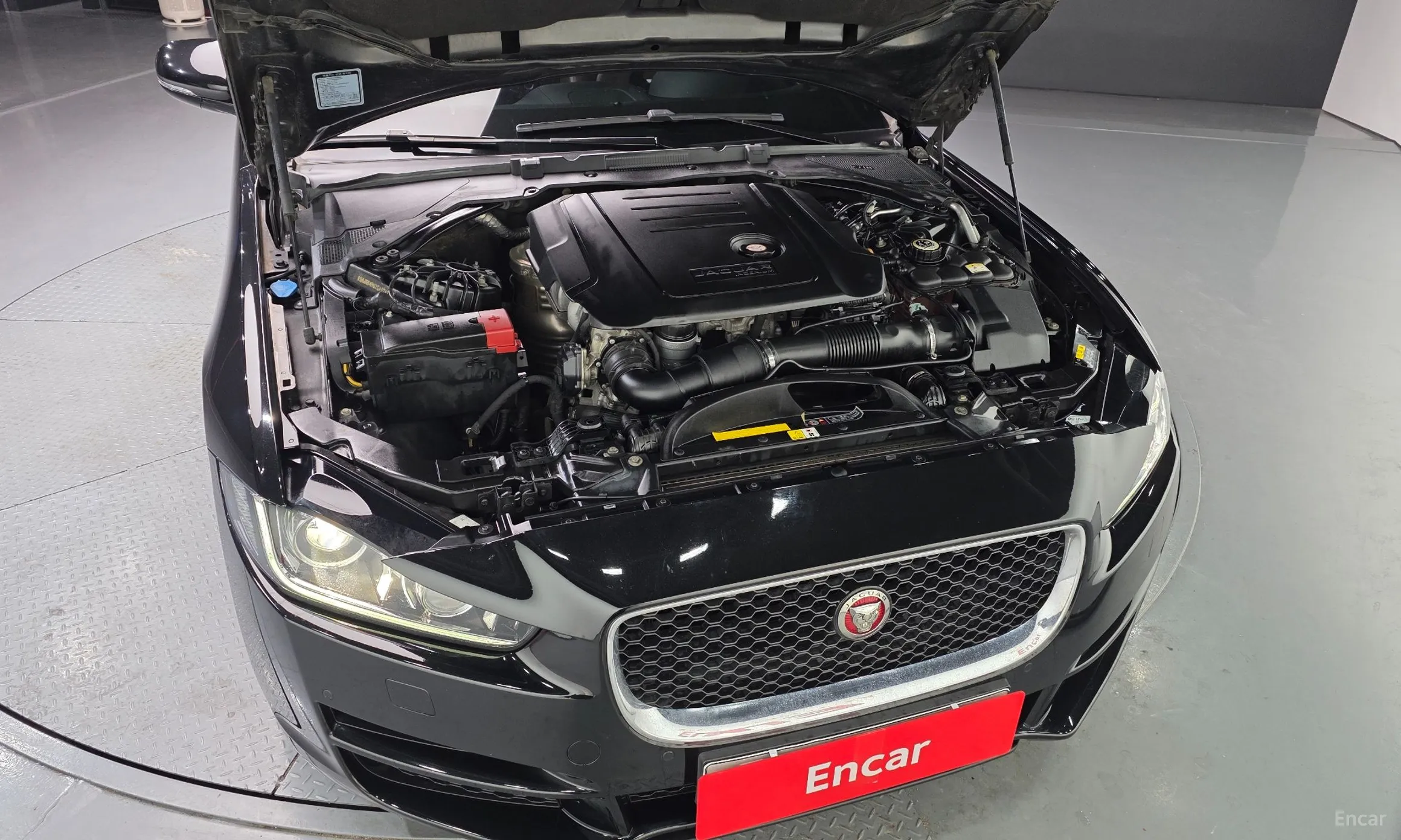 Jaguar XE превью 6
