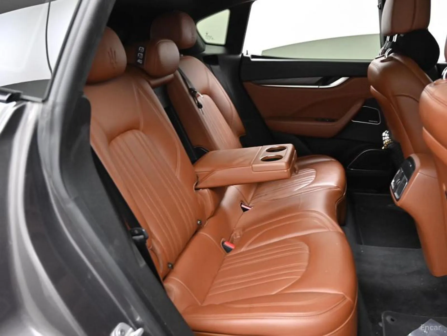 Maserati Levante превью 20