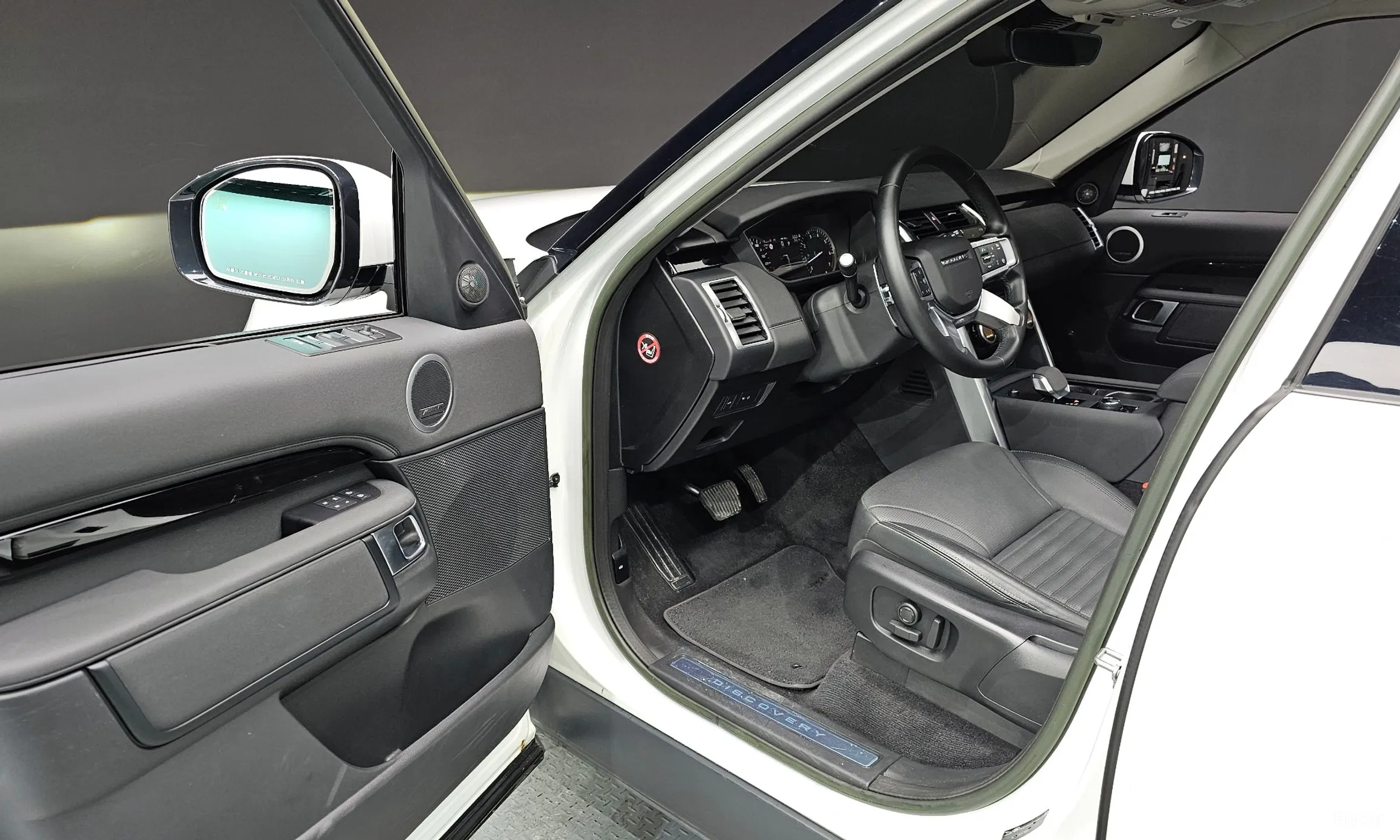 Land Rover Discovery 5 превью 10