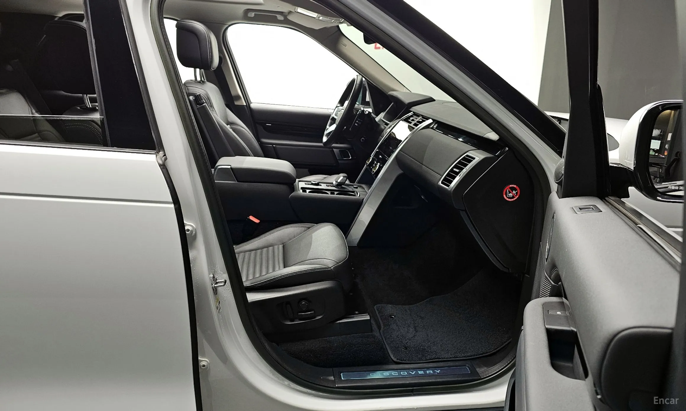 Land Rover Discovery 5 превью 11