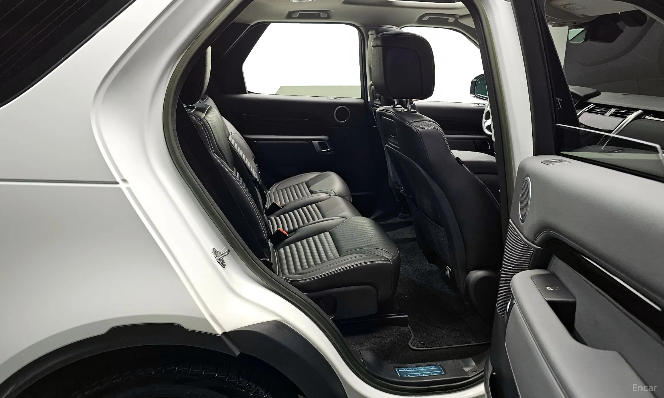 Land Rover Discovery 5 превью 12