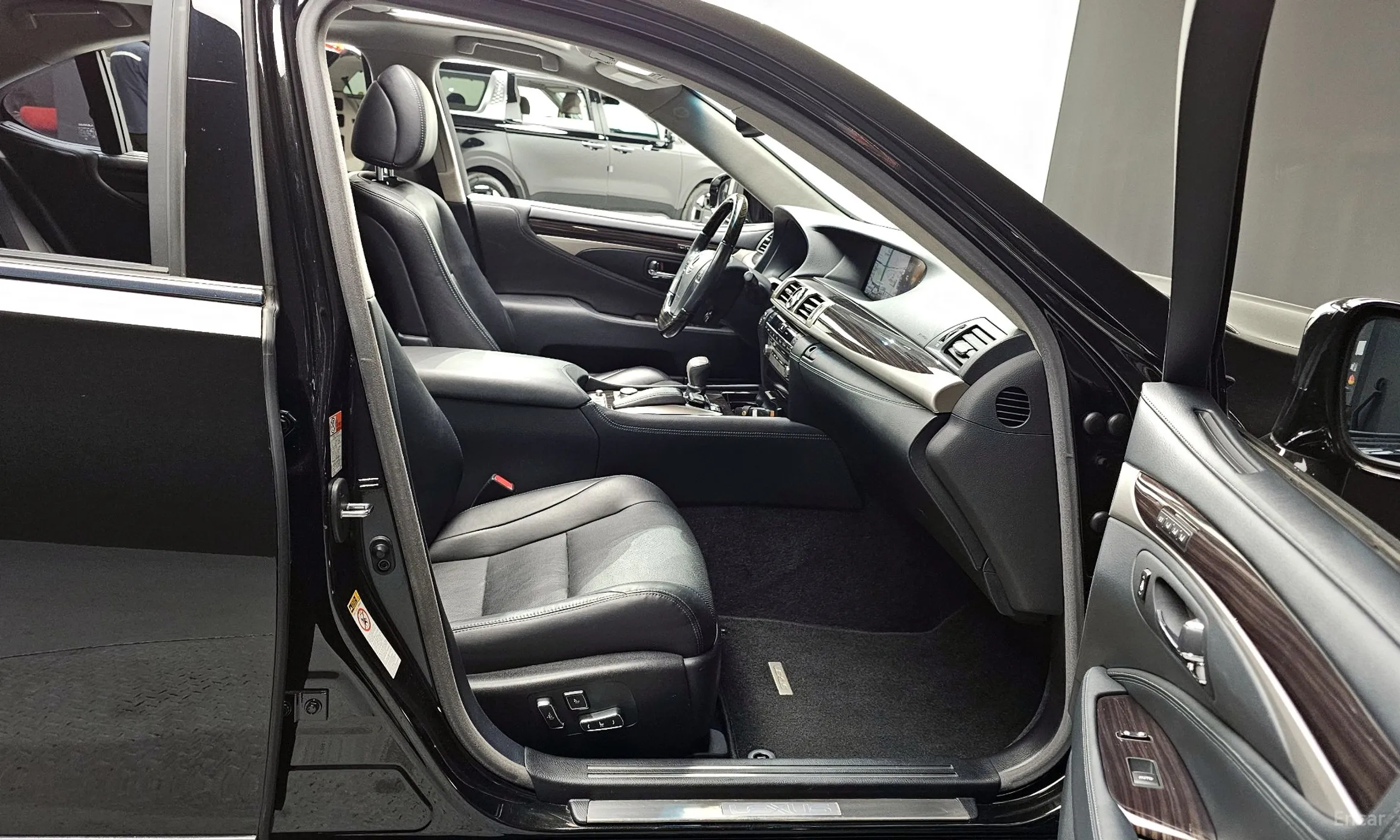 Lexus LS460 превью 11
