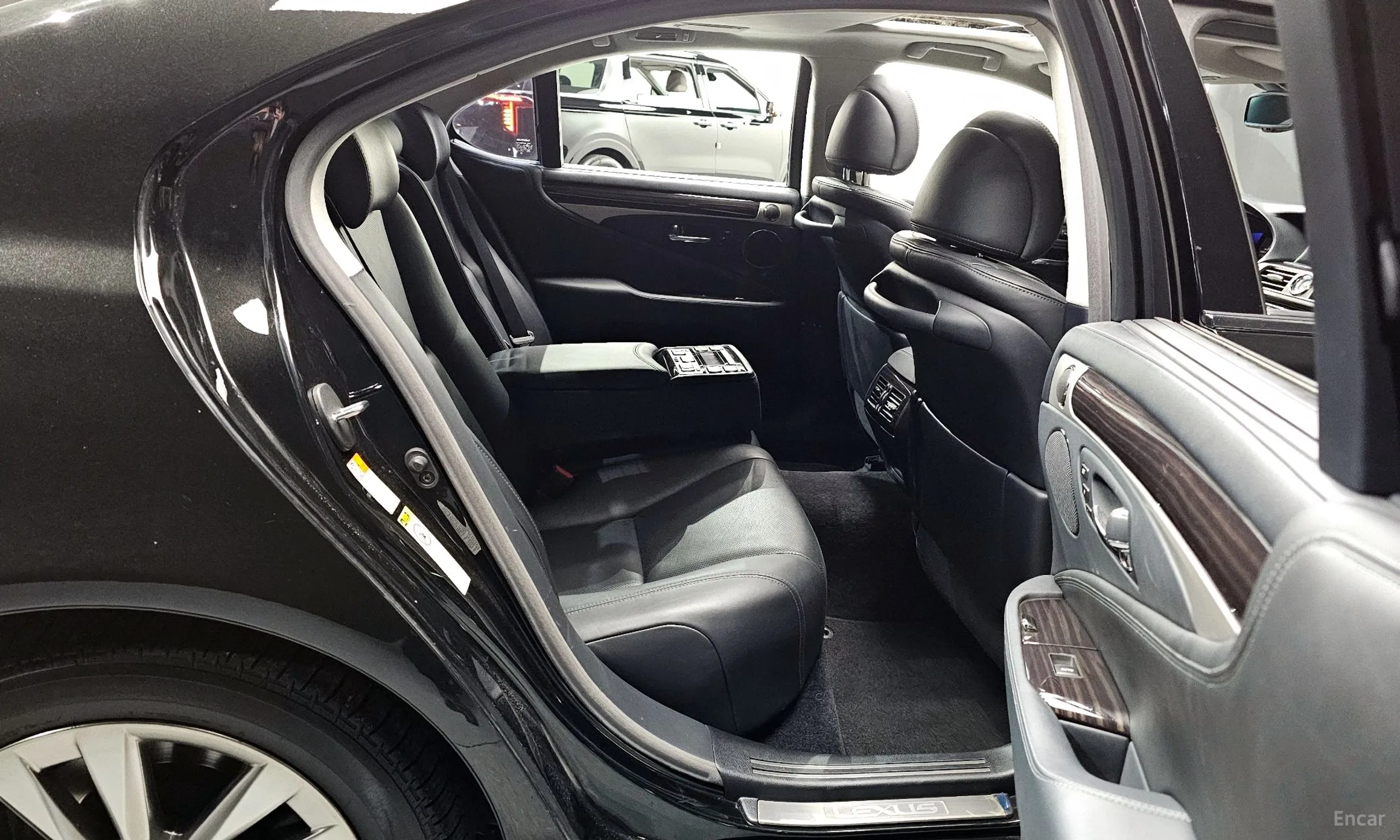 Lexus LS460 превью 12