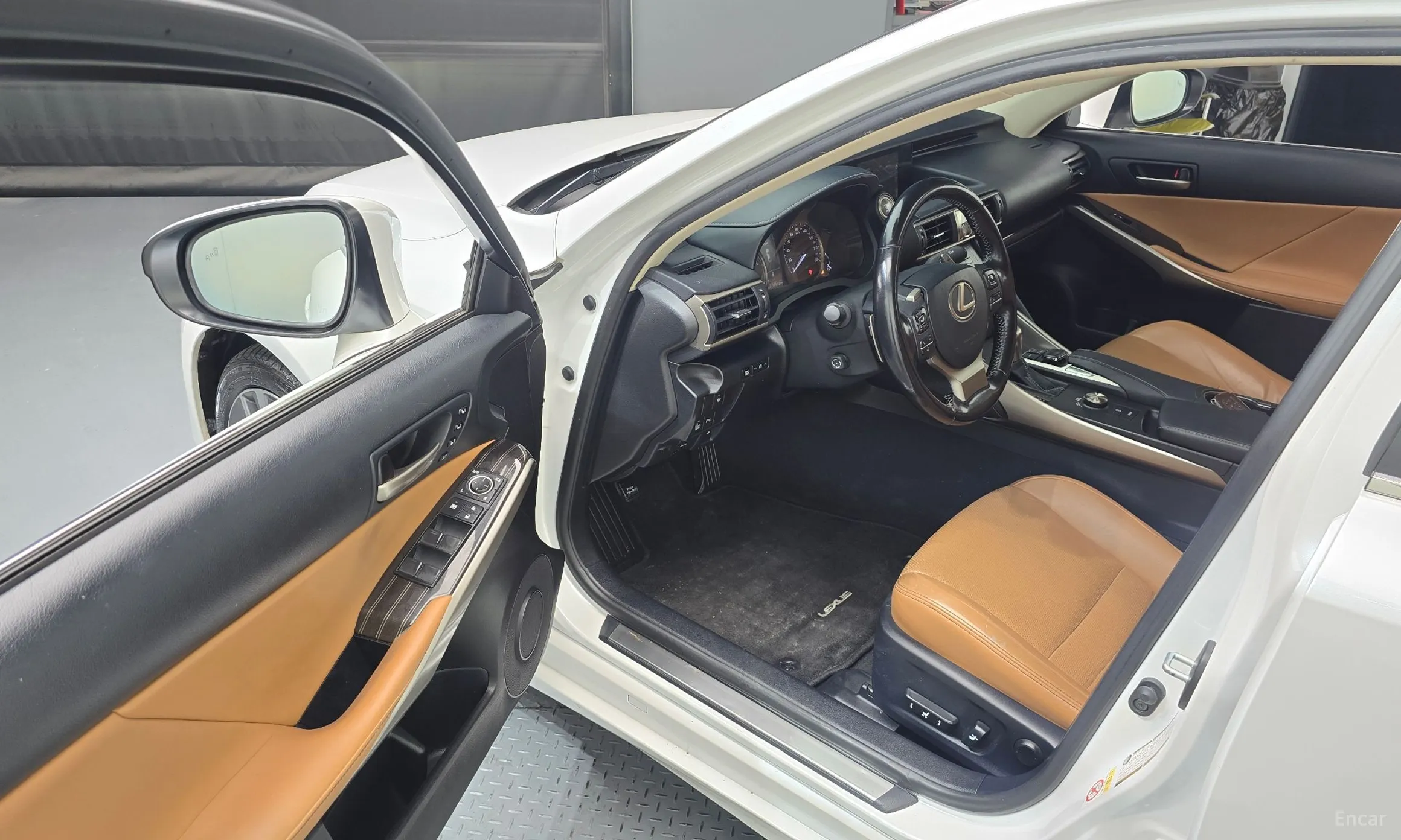 Lexus New IS200t превью 10