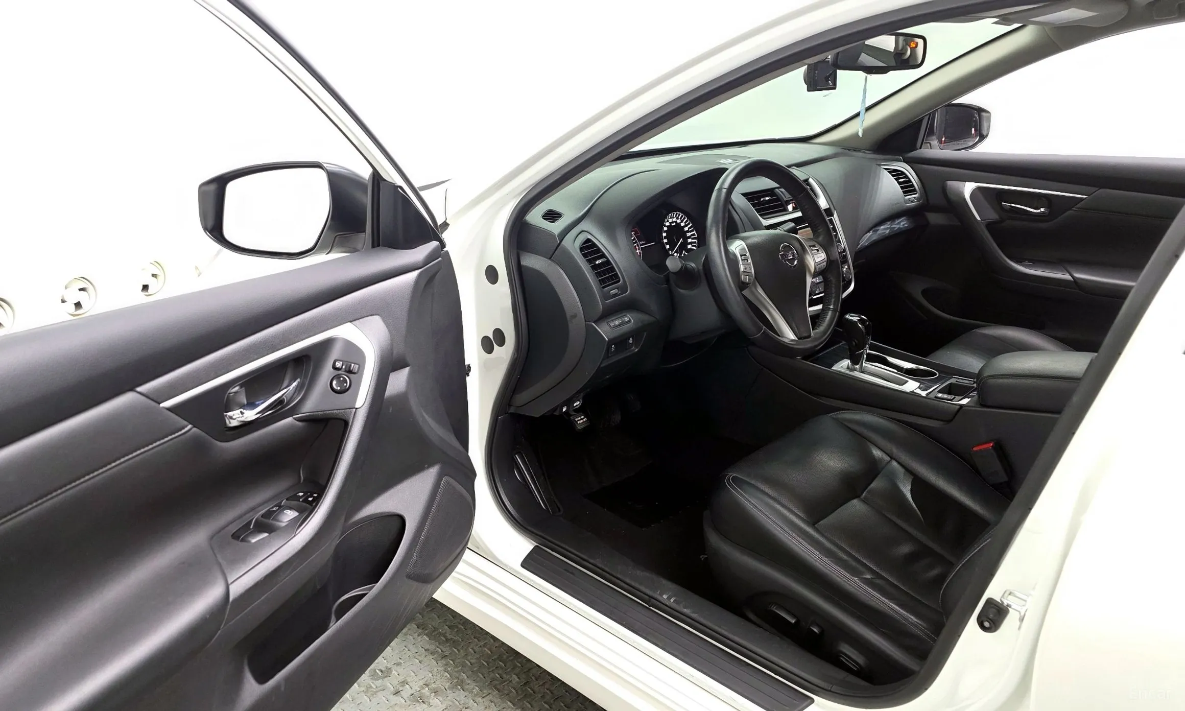 Nissan Altima превью 10