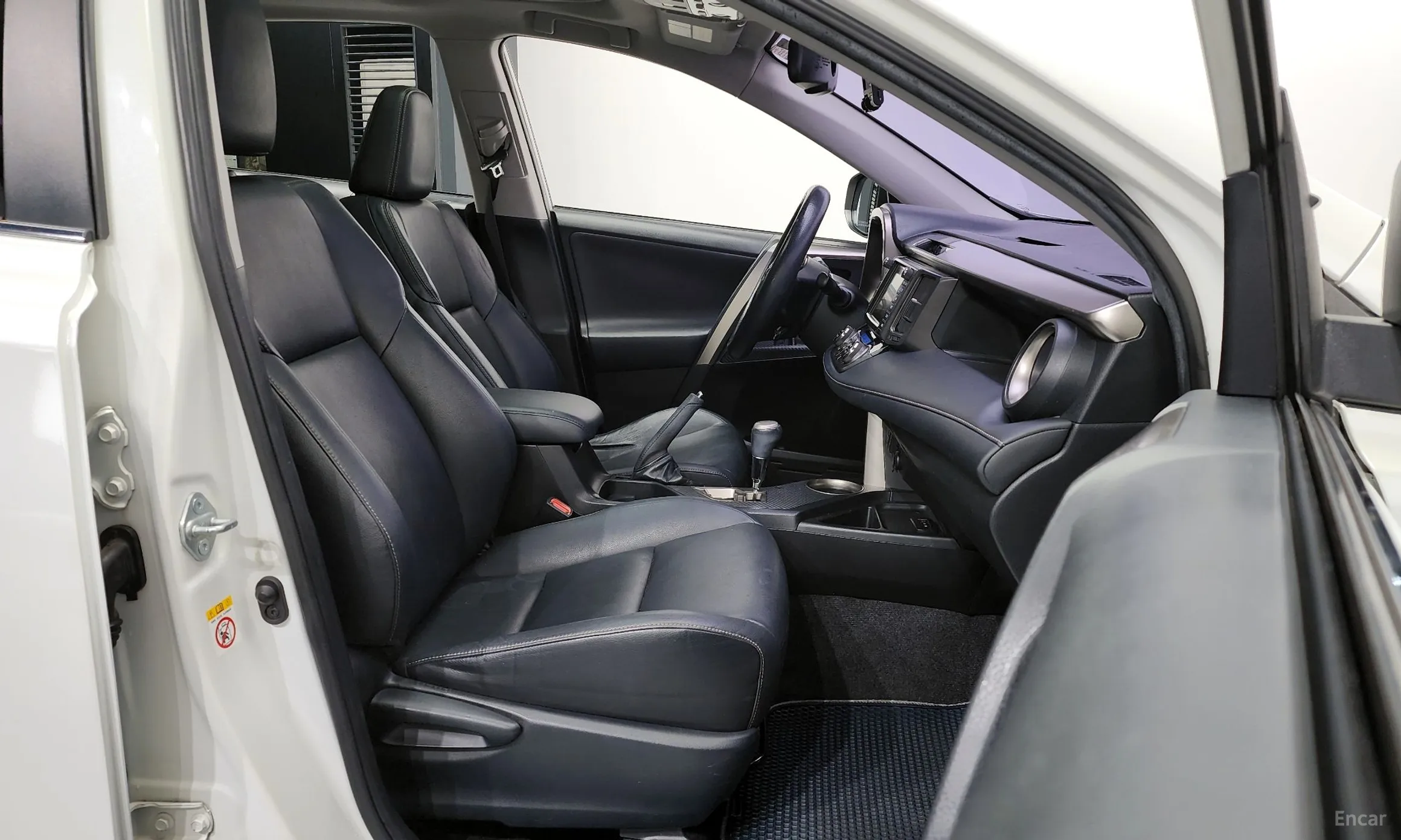 Toyota RAV4 превью 11