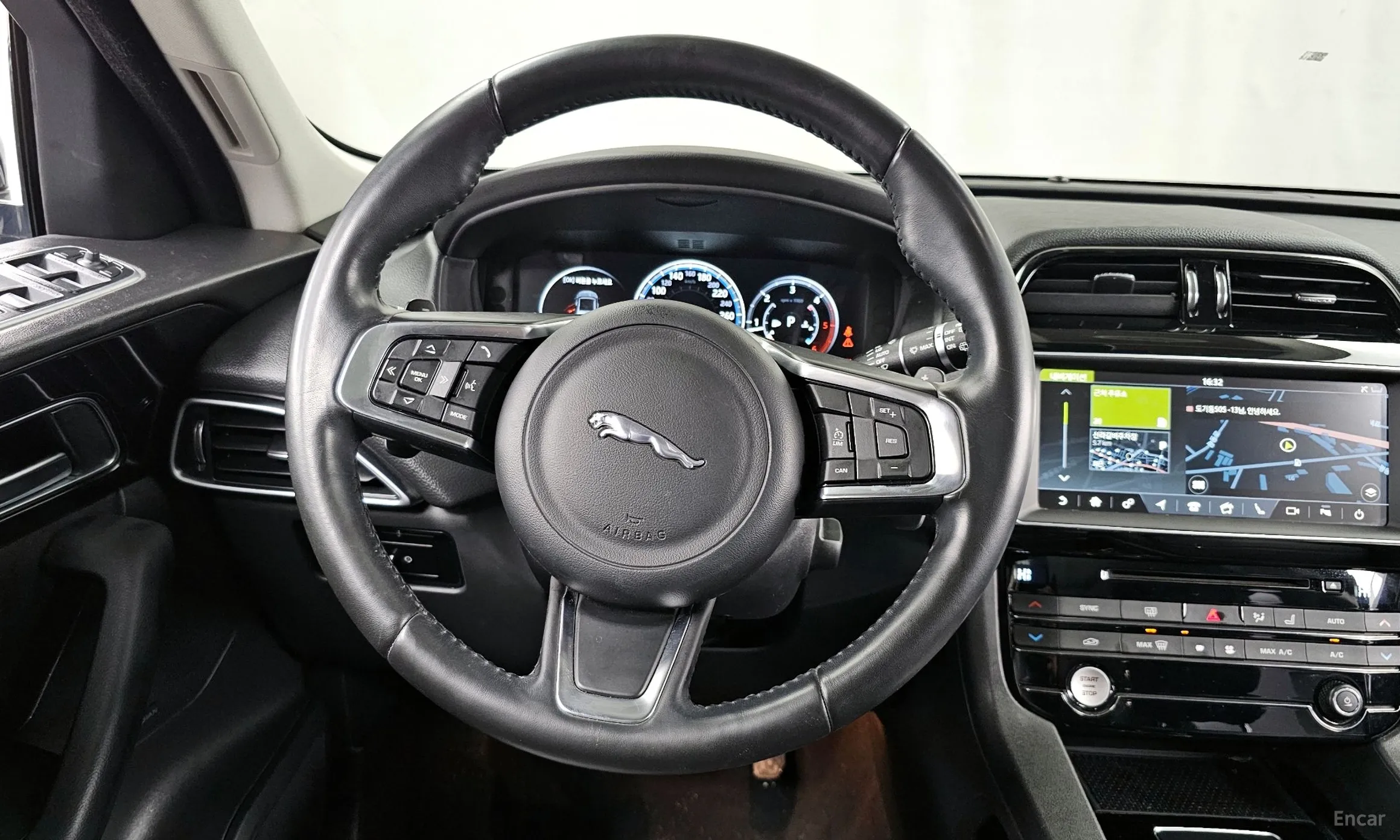 Jaguar F-PACE превью 13