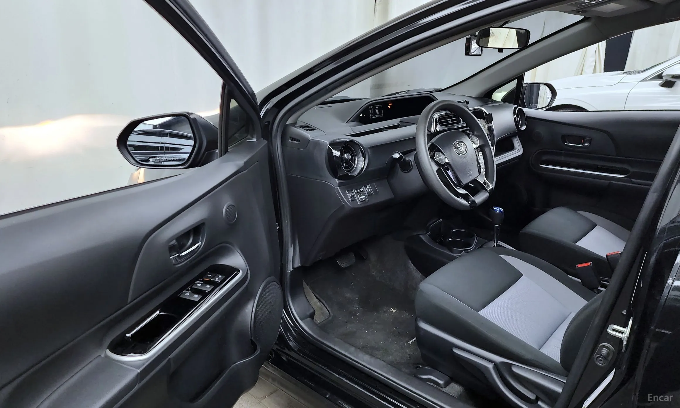 Toyota Prius C превью 10