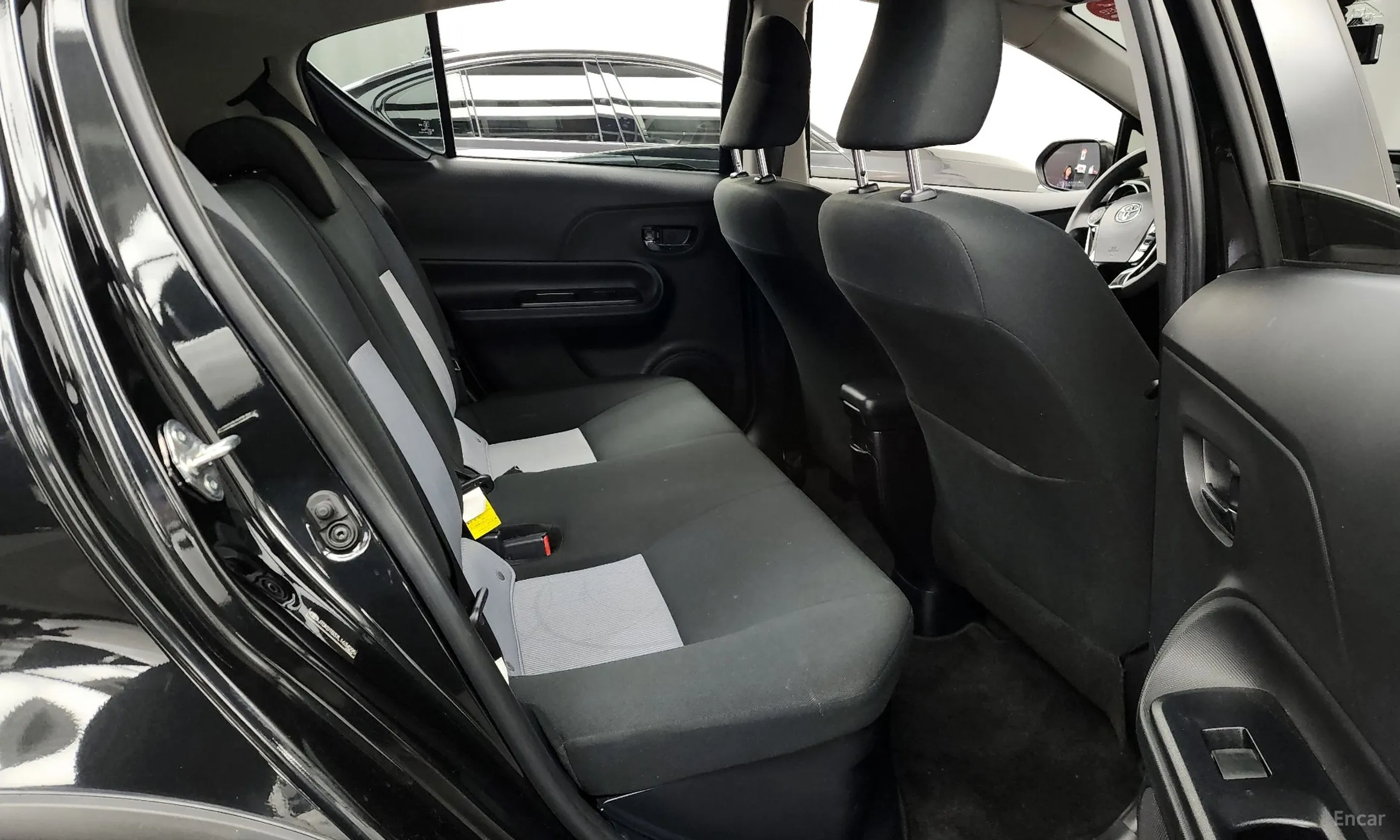 Toyota Prius C превью 12