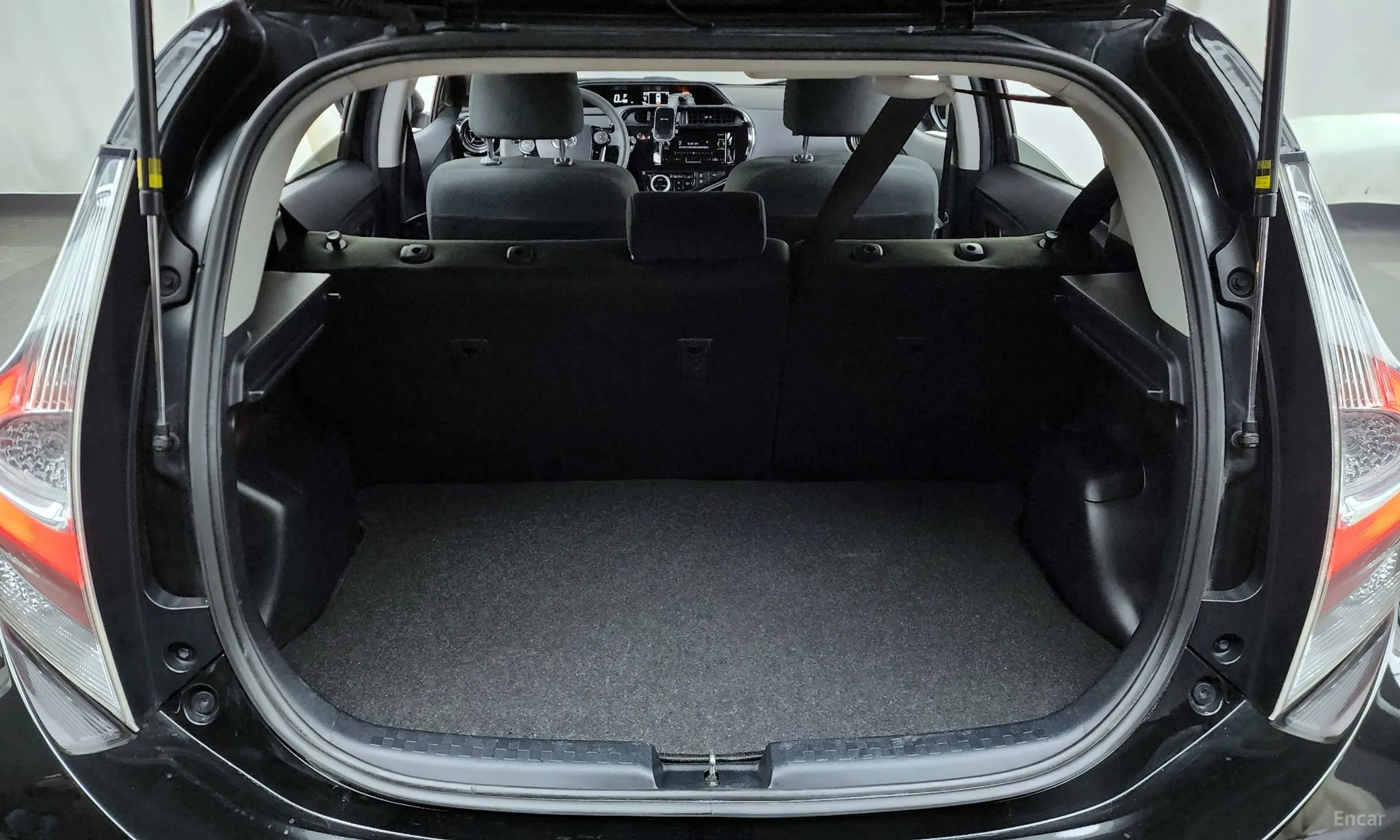 Toyota Prius C превью 20