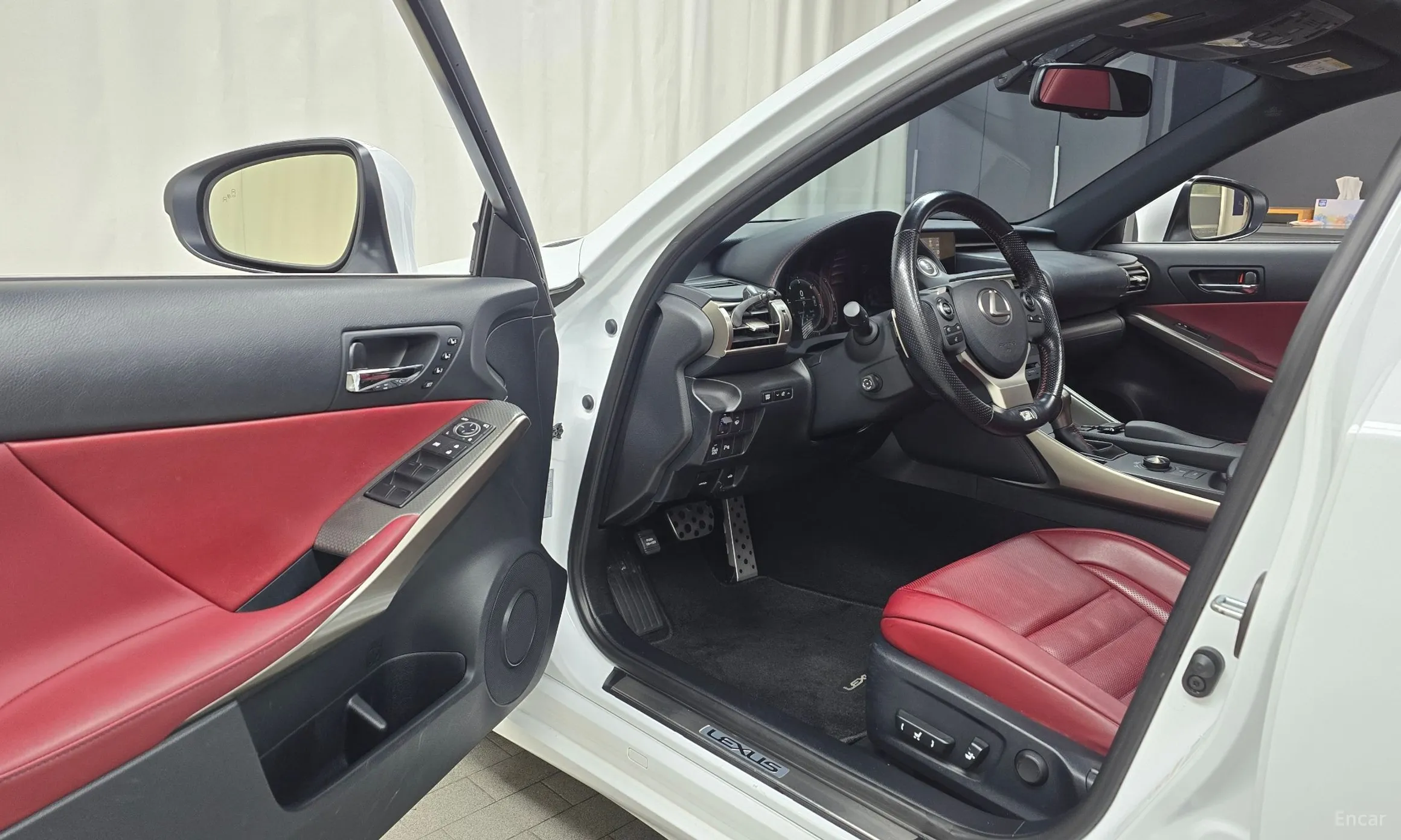 Lexus New IS200t превью 10