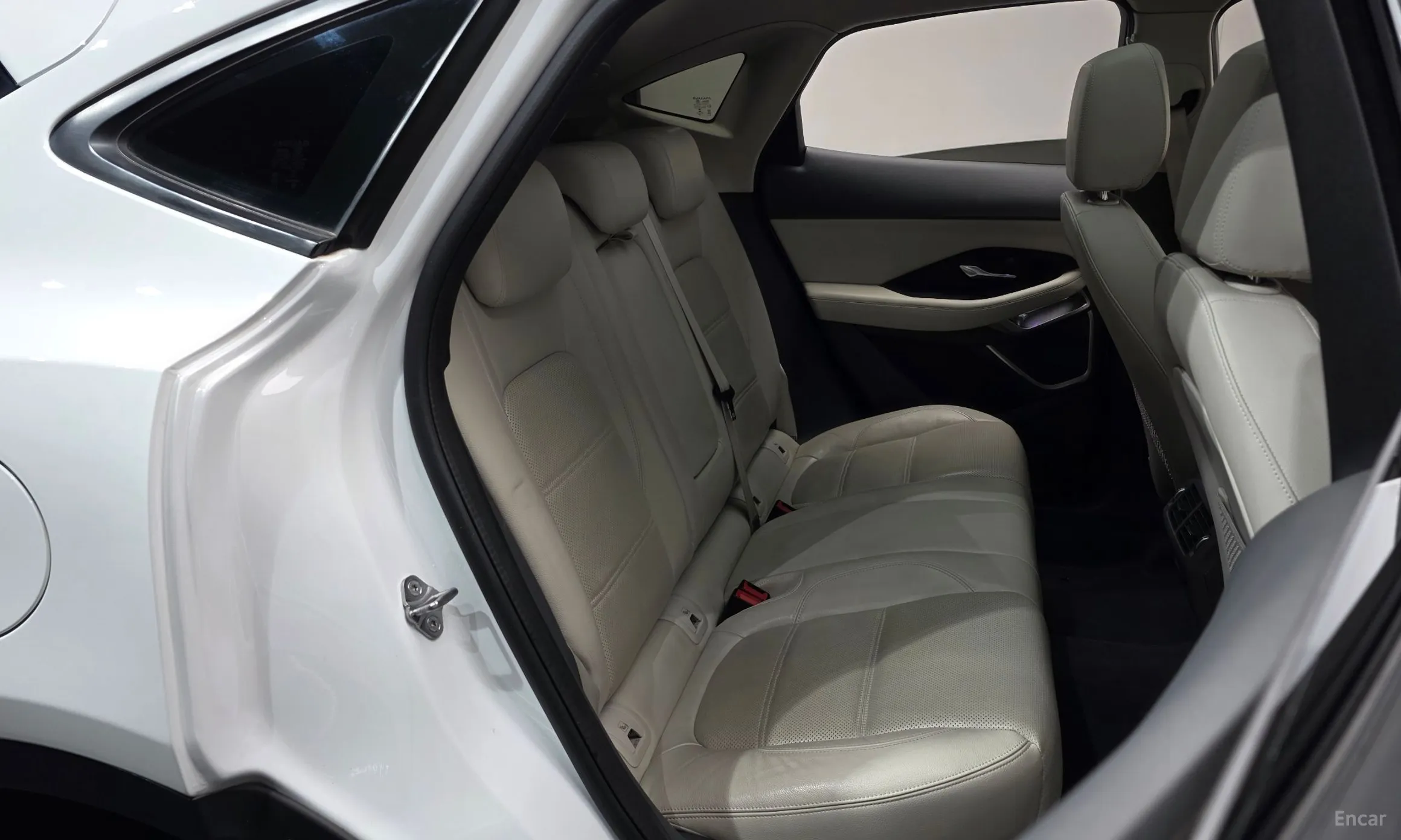 Jaguar E-PACE превью 11
