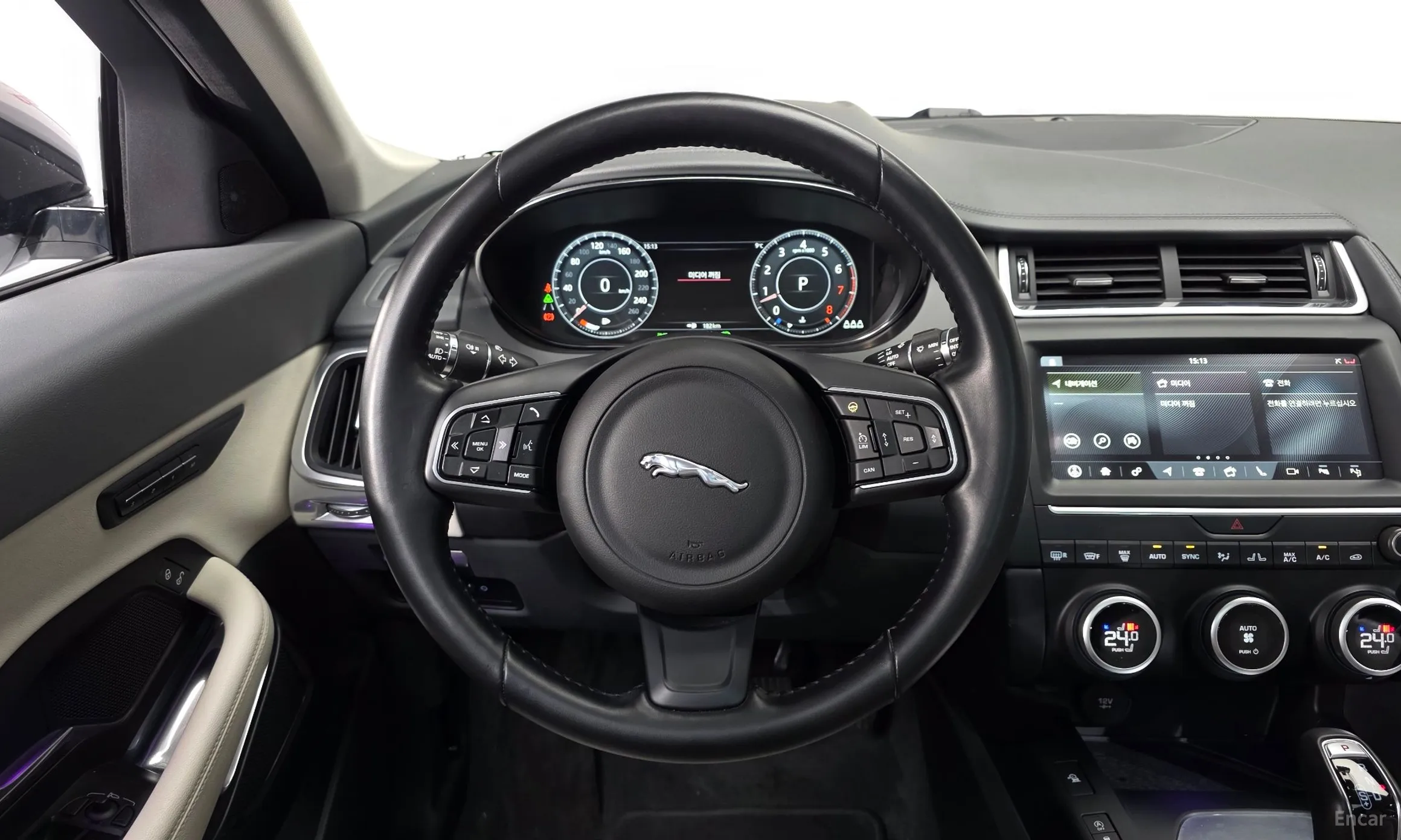 Jaguar E-PACE превью 13