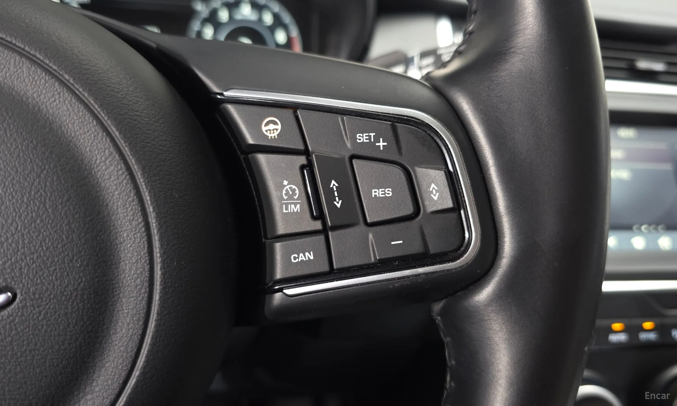 Jaguar E-PACE превью 16
