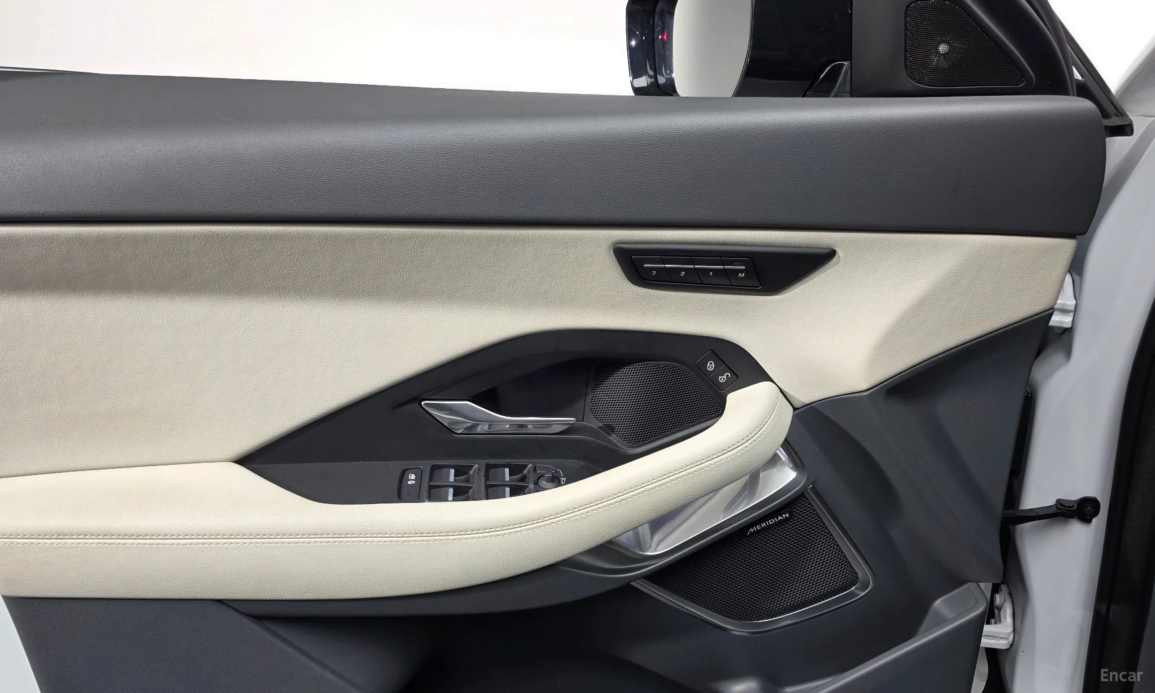 Jaguar E-PACE превью 17