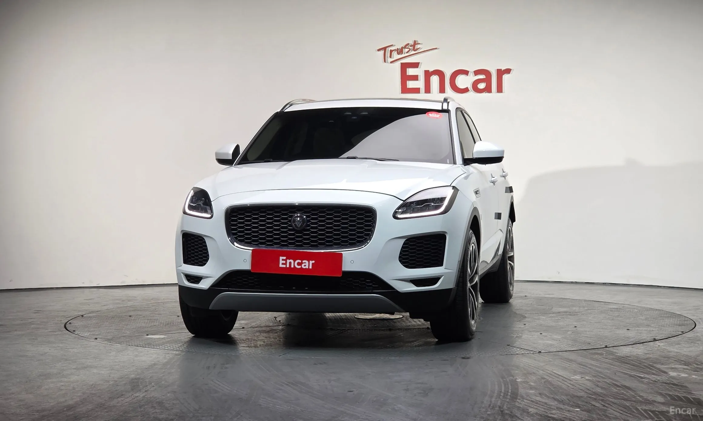 Jaguar E-PACE превью 3