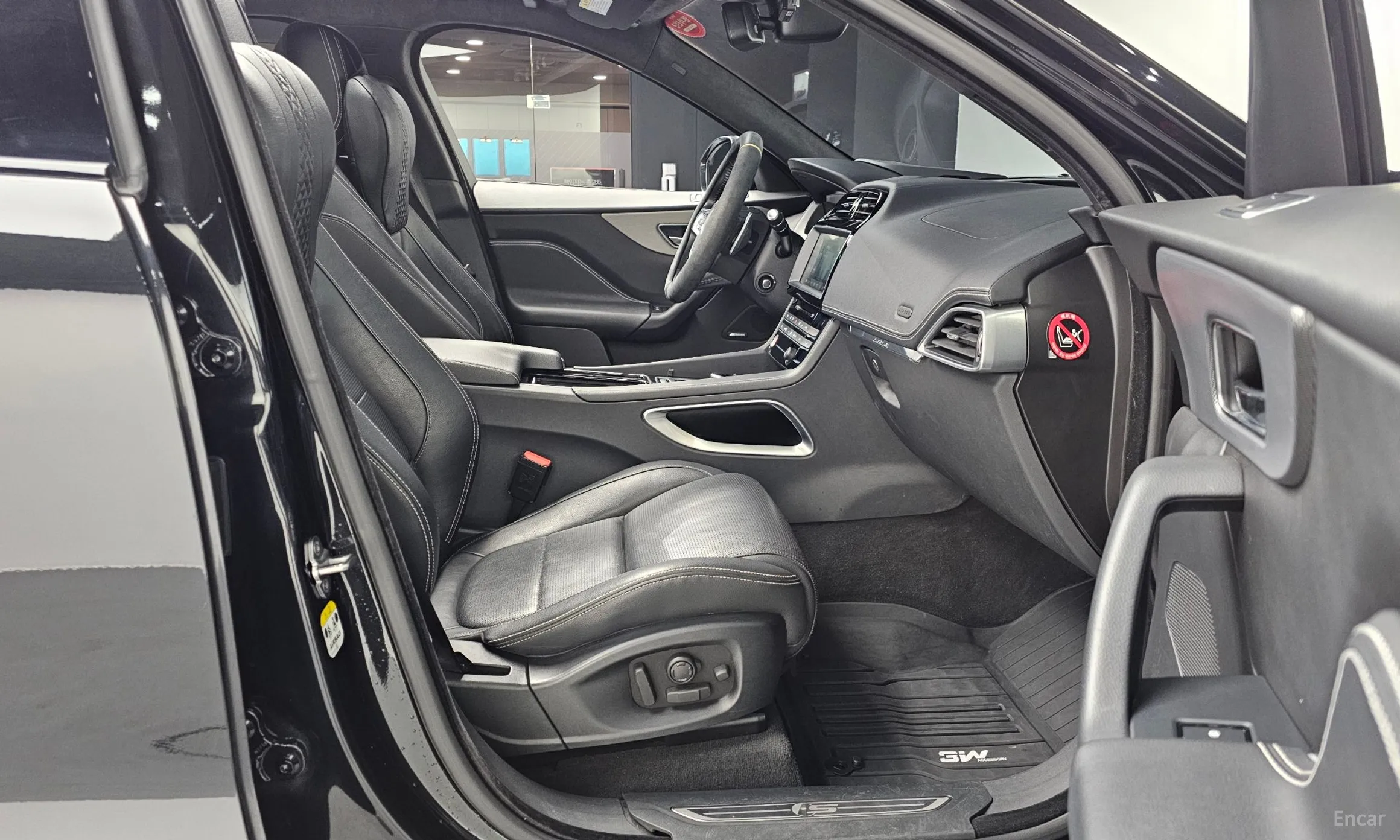 Jaguar F-PACE превью 10