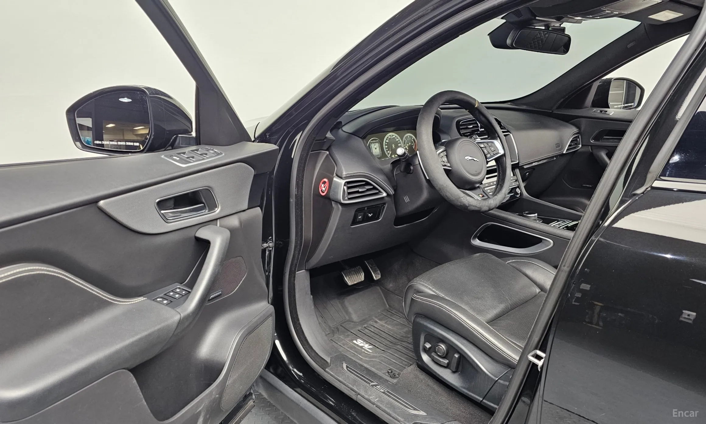Jaguar F-PACE превью 11