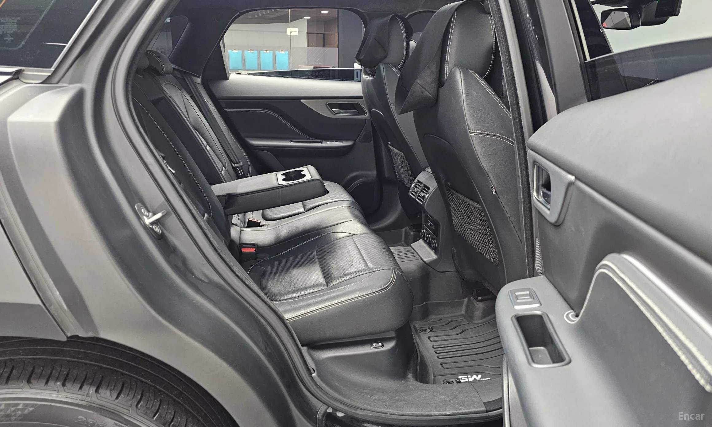 Jaguar F-PACE превью 12