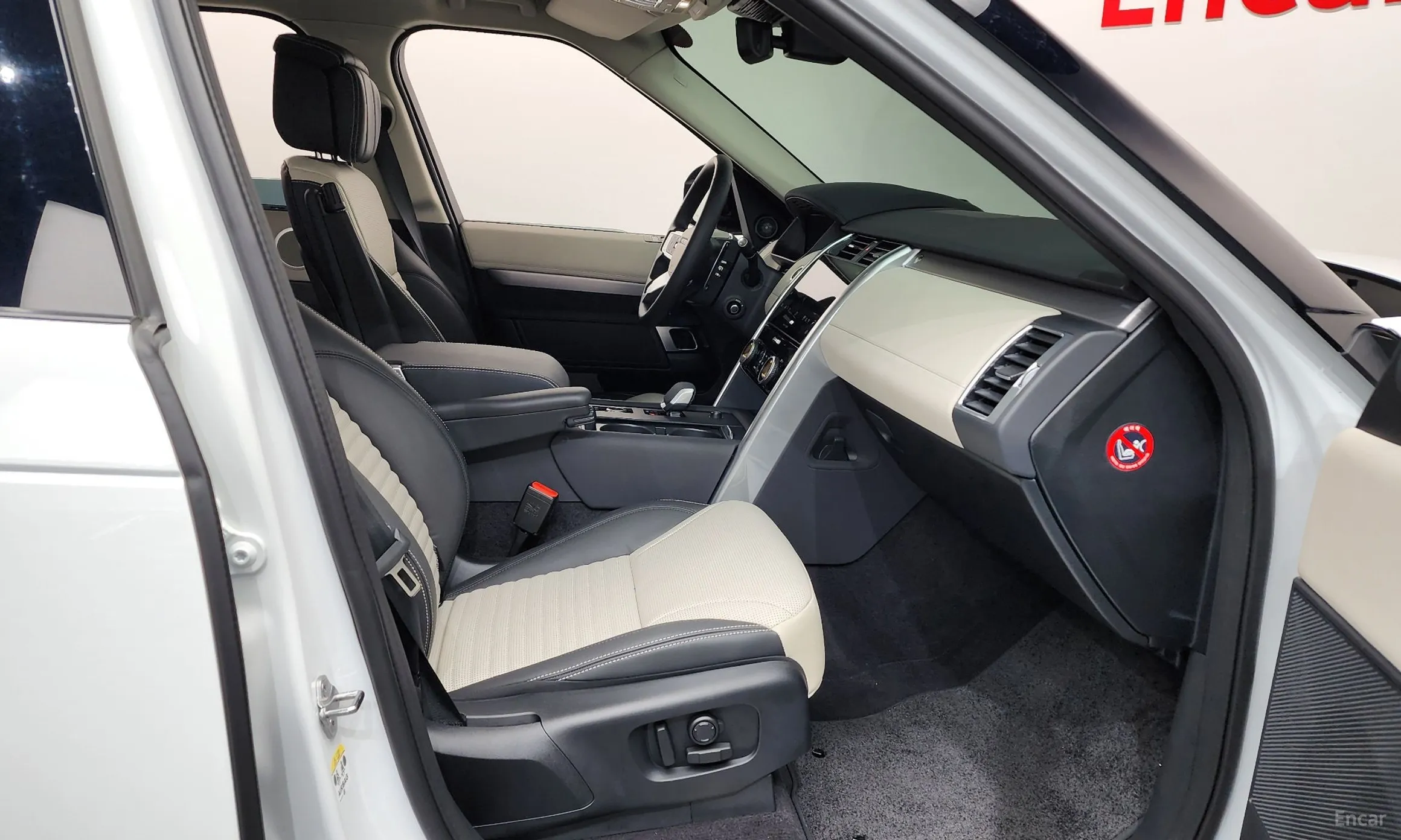 Land Rover Discovery 5 превью 11