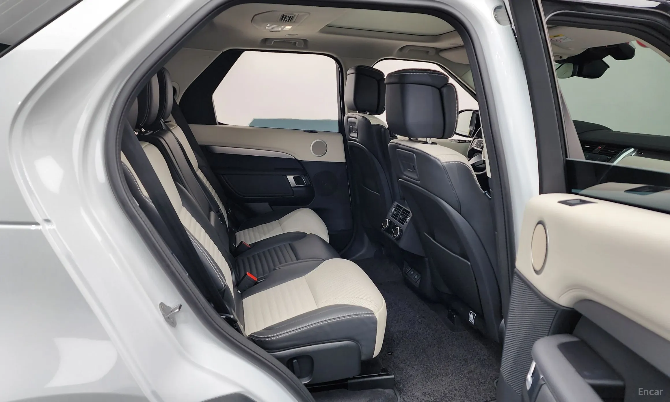 Land Rover Discovery 5 превью 12