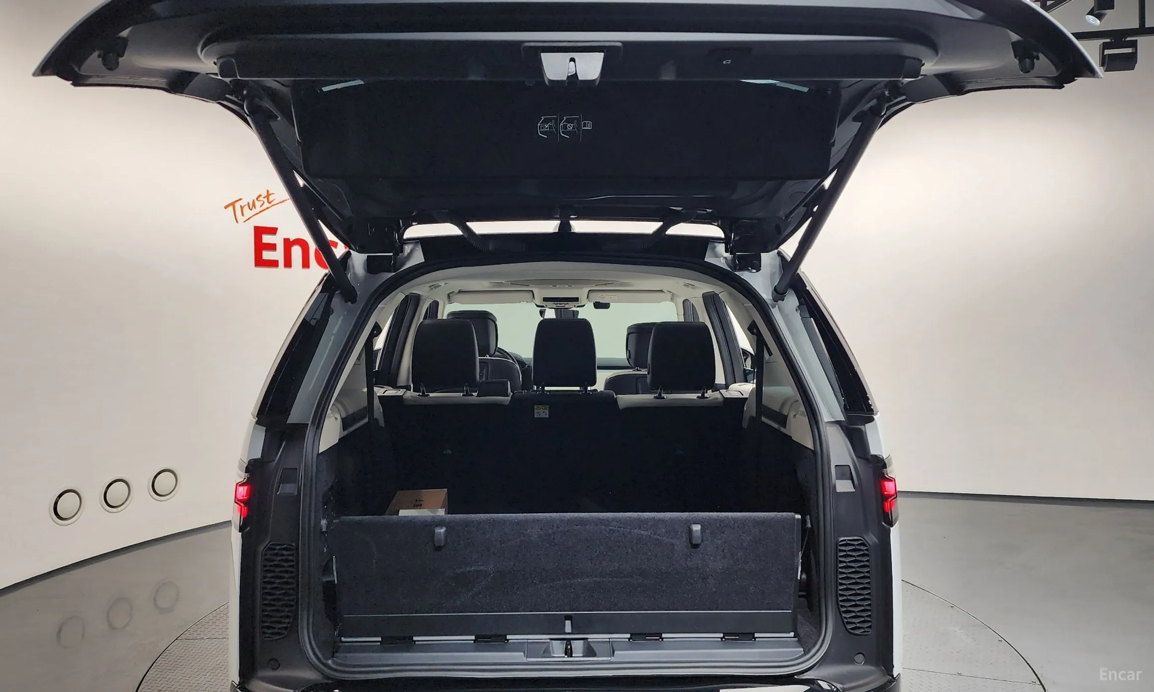 Land Rover Discovery 5 превью 20