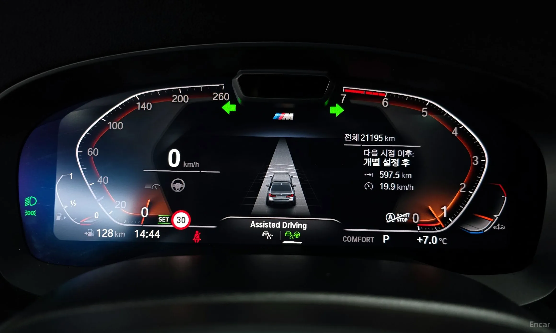 BMW 5 Series (G30) превью 8