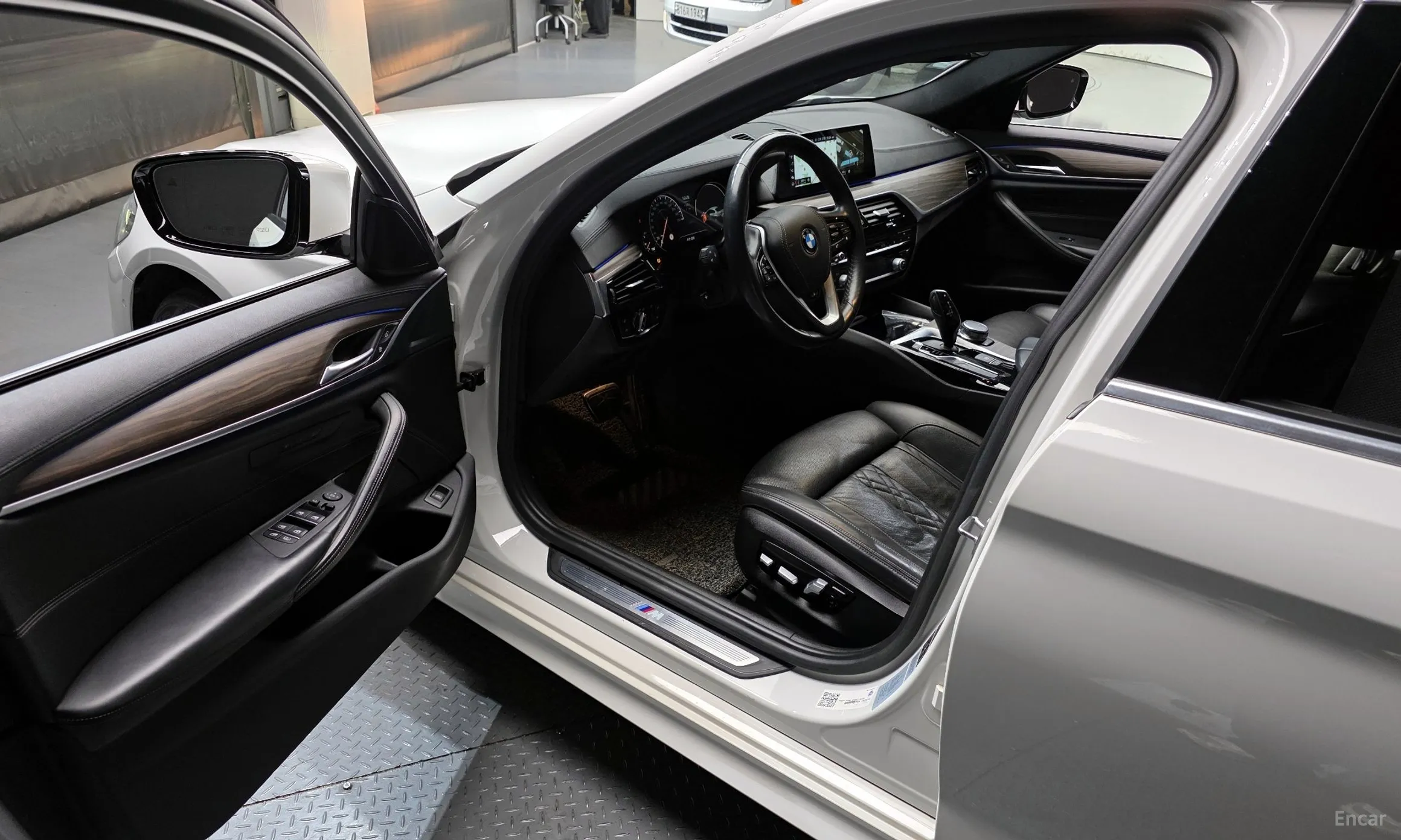 BMW 5 Series (G30) превью 10